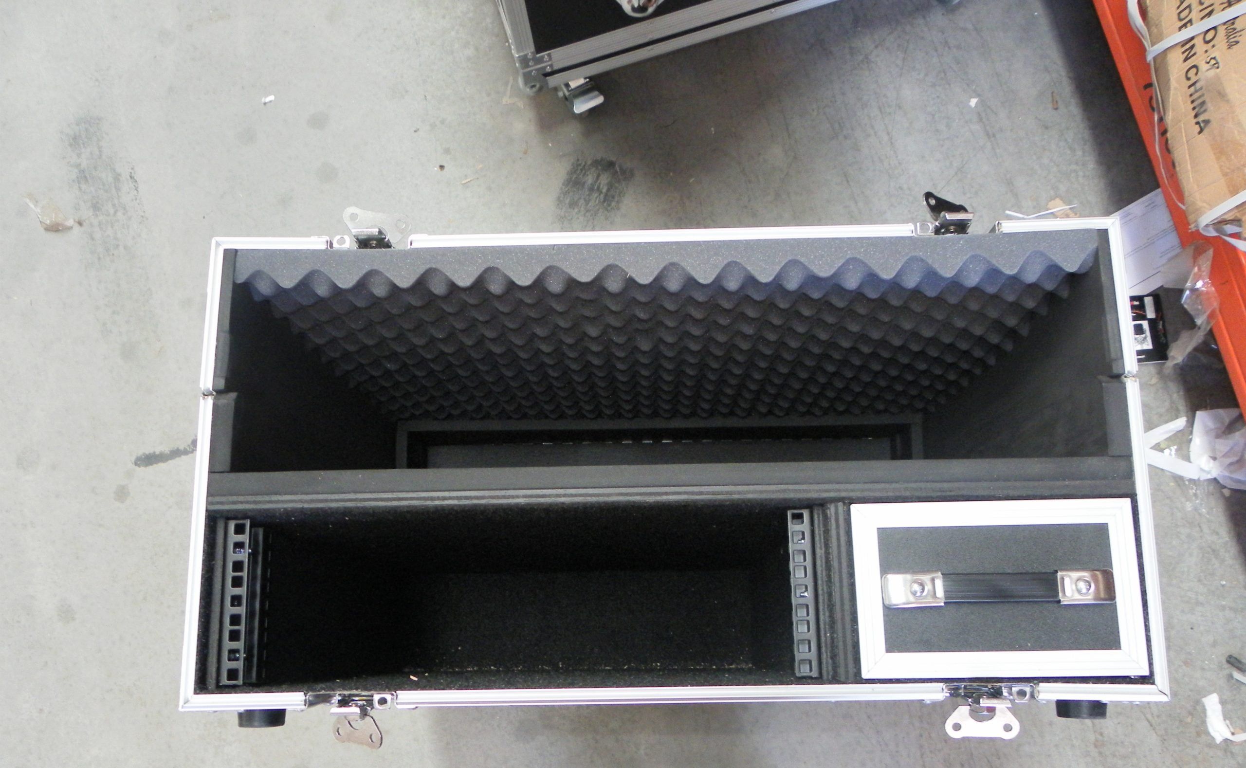 Mixer Console Case with Rack & Racker Underneath Mixer (view 2 of 9)