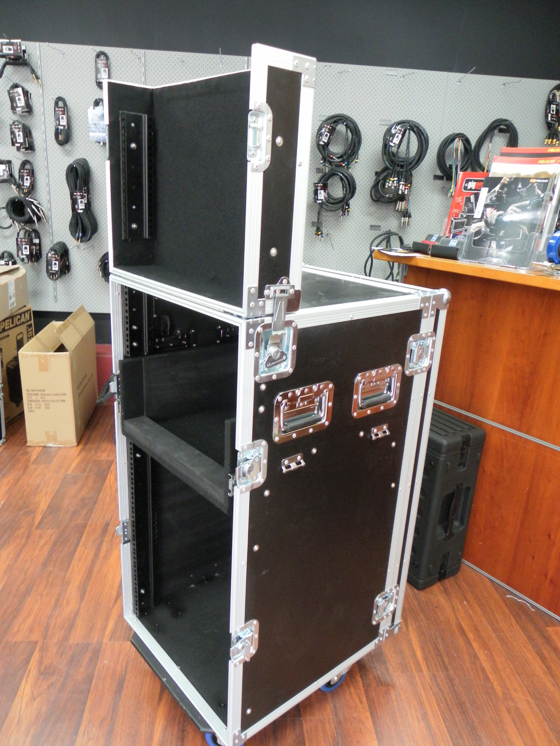 Mixer Rack Workstation Case With Foldout Tressle (view 6 of 7)