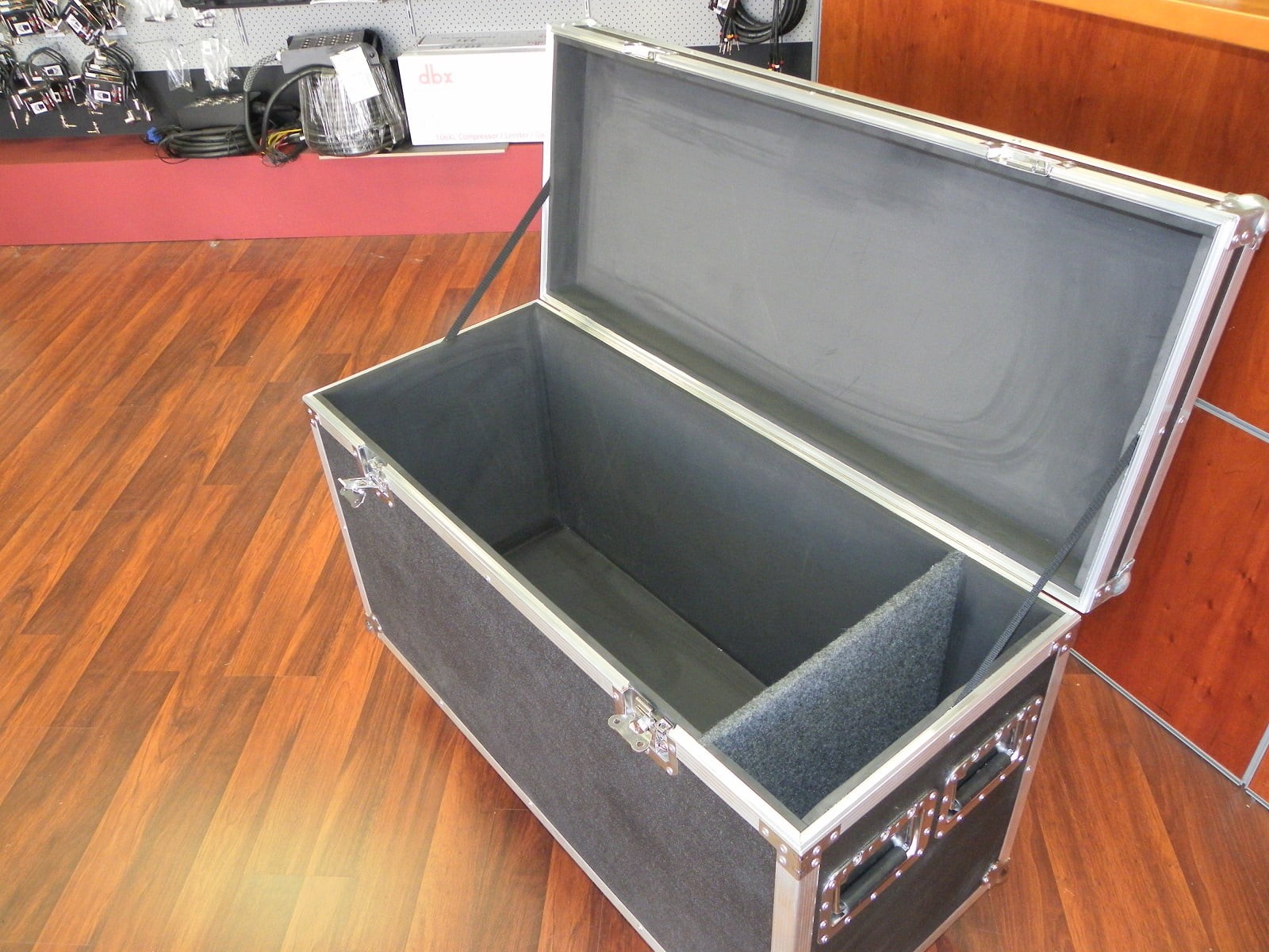 Custom Made Top Loading Packer Road Case With Divider