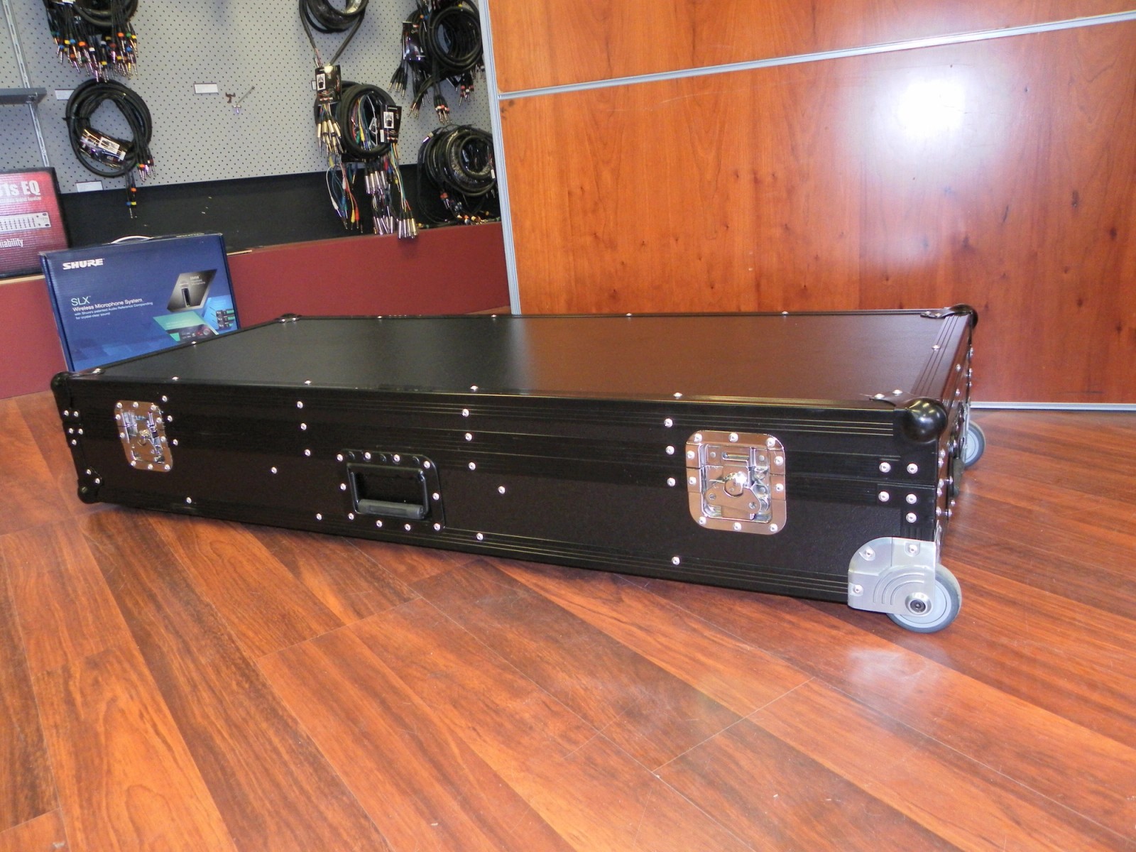 DJ Coffin Case With Black Powdercoated Hardware