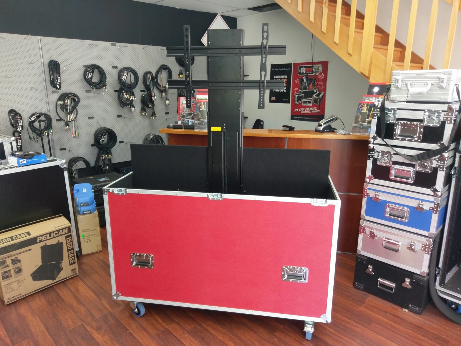 Red Road Case Screen Case With Adjustable Motorised Screen Lift
