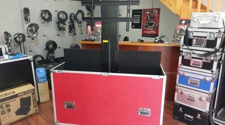 Red Road Case Screen Case With Adjustable Motorised Screen Lift