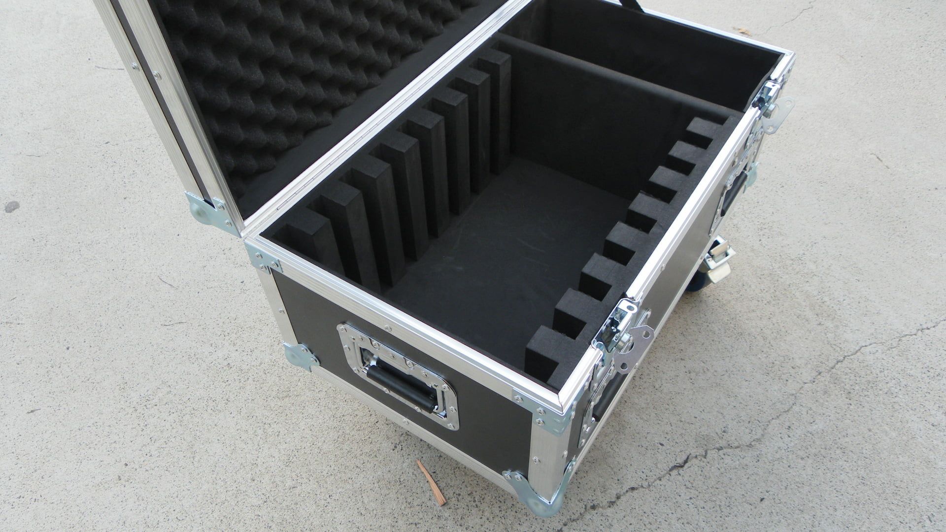 Small Custom Road Case With Wheels To Transport Laptops (view 4 of 9)