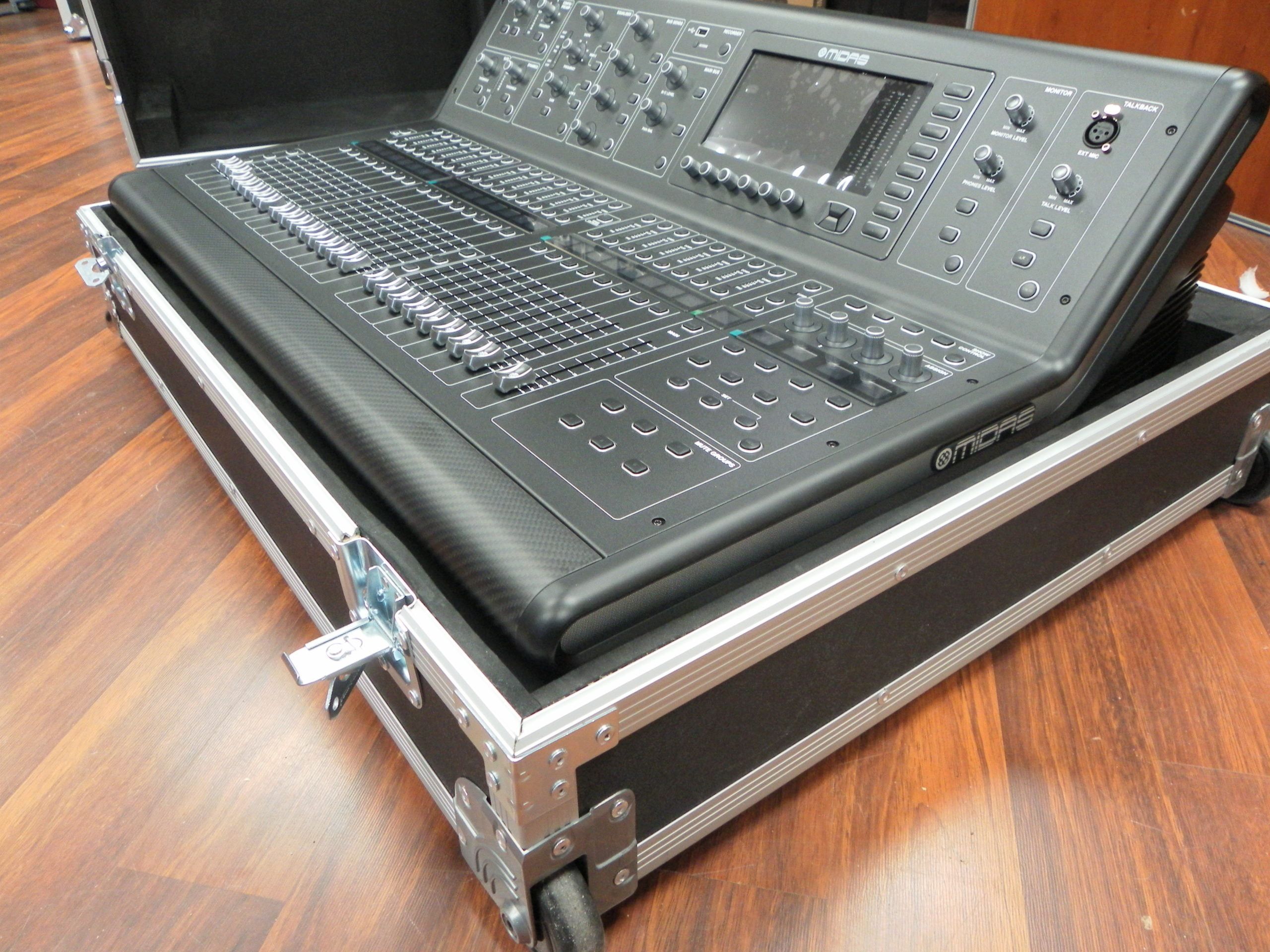Midas M32 Roller Console Case (view 3 of 6)