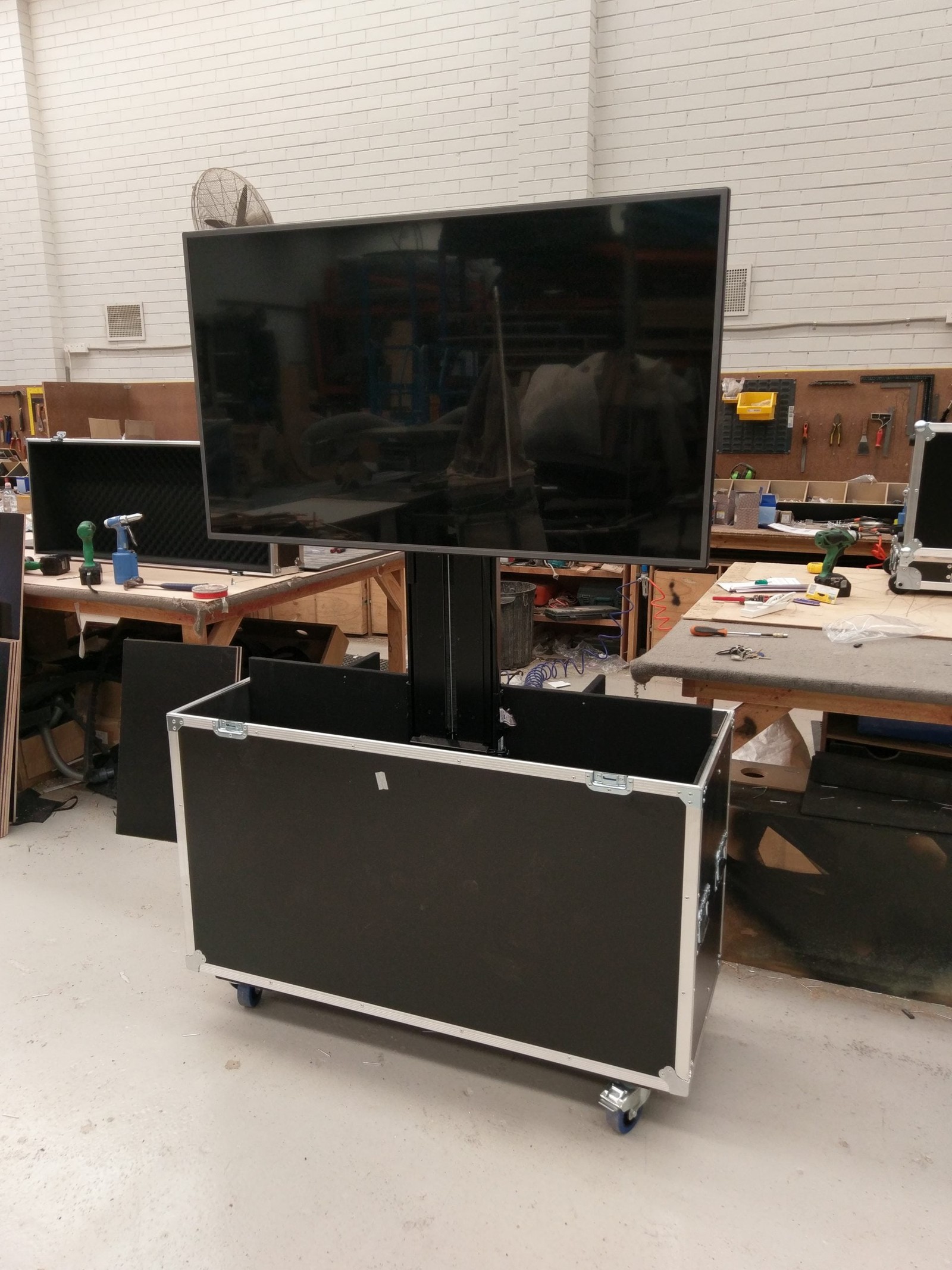 Custom Adjustable Motorised Screen Lift Road Case