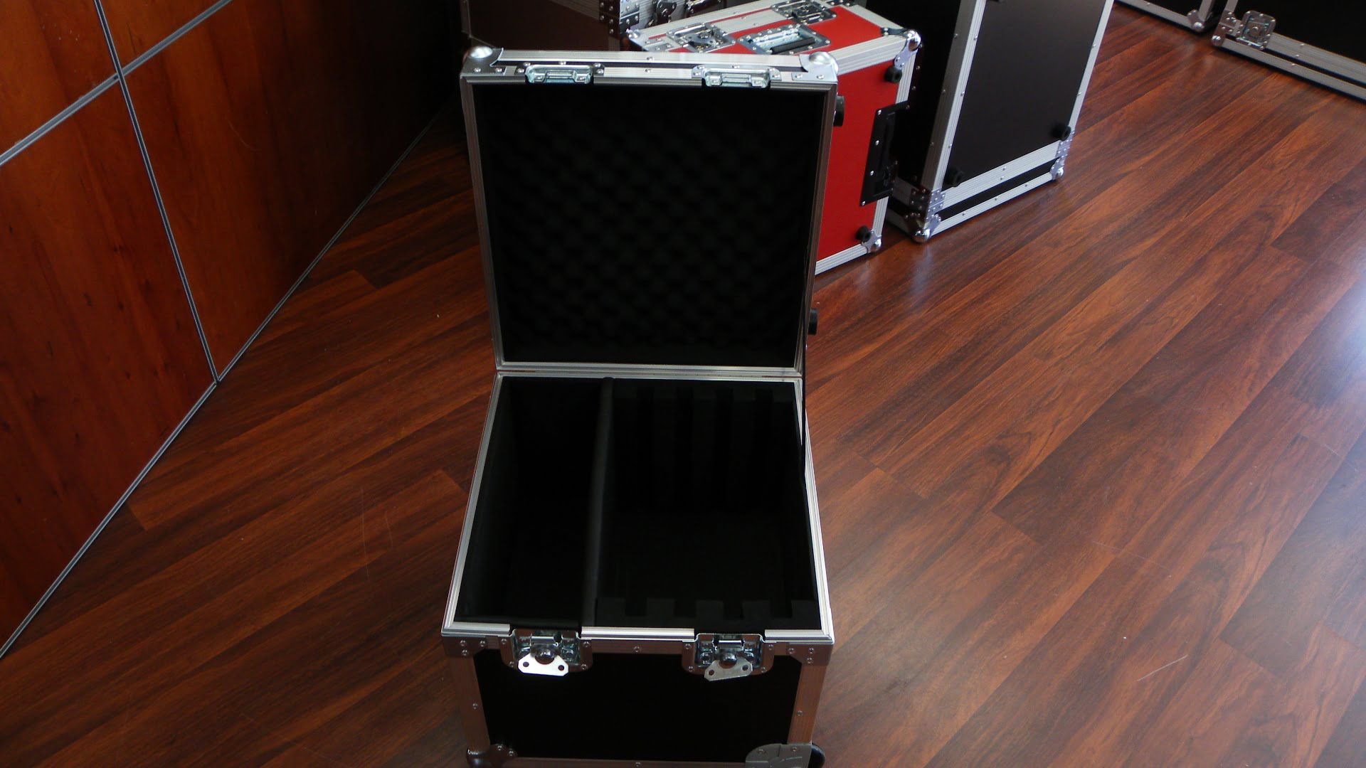 Small Roller Packer Case With Dividers For 4 Laptops (view 2 of 4)