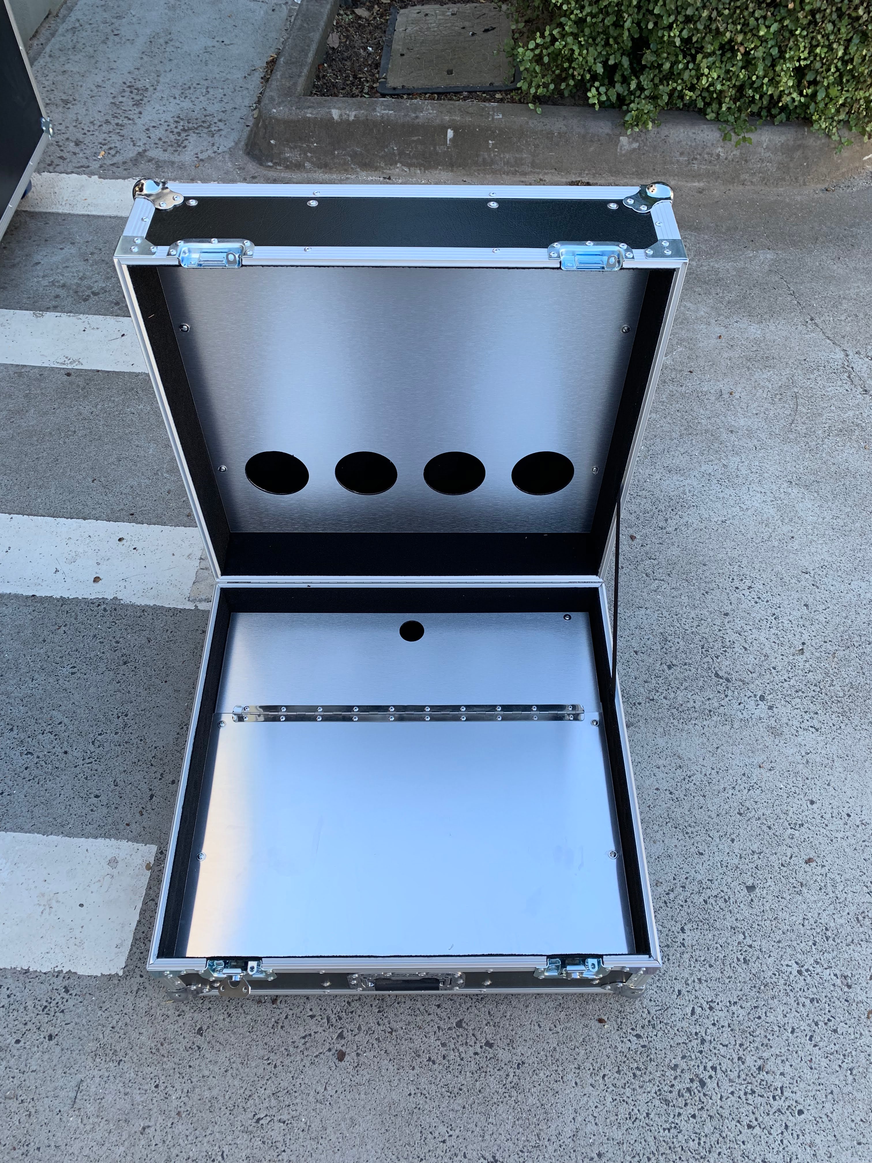 Custom Road Case With Aluminium Composite Panels (view 5 of 5)
