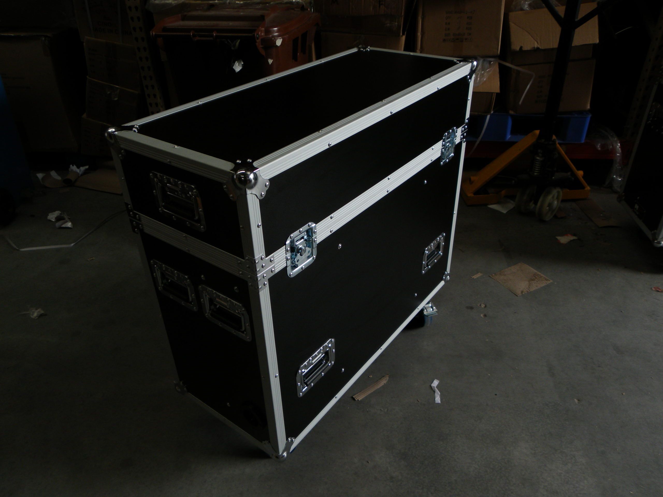 Custom Screen Road Case With Remote Controlled Screen Lift (view 9 of 9)