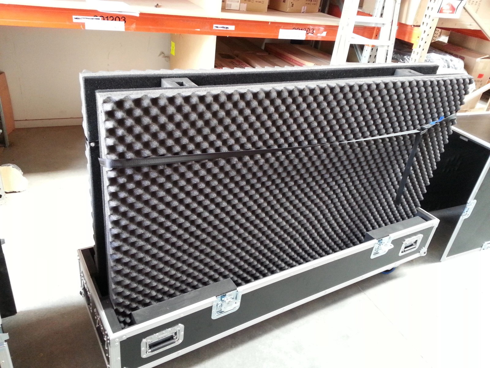 Double 75inch Screen Road Case With Foam Lined Board