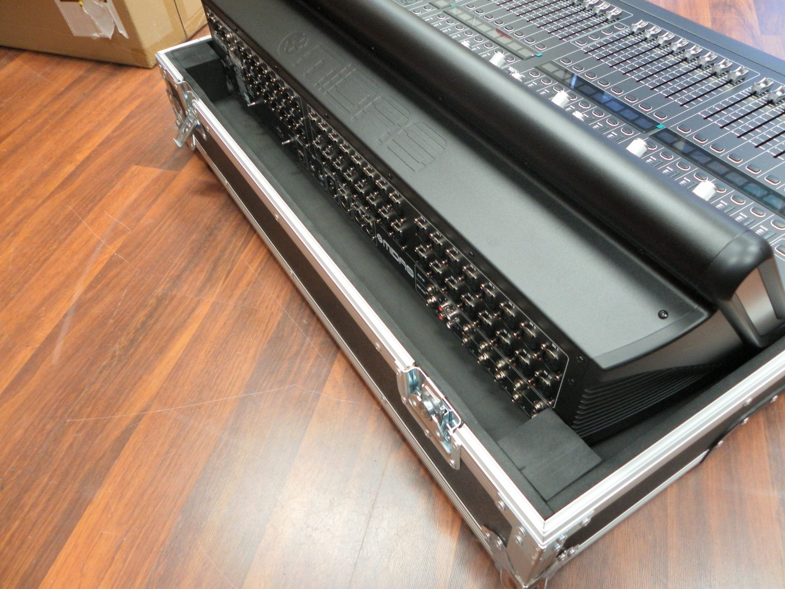 Midas M32 Roller Console Case (view 2 of 6)