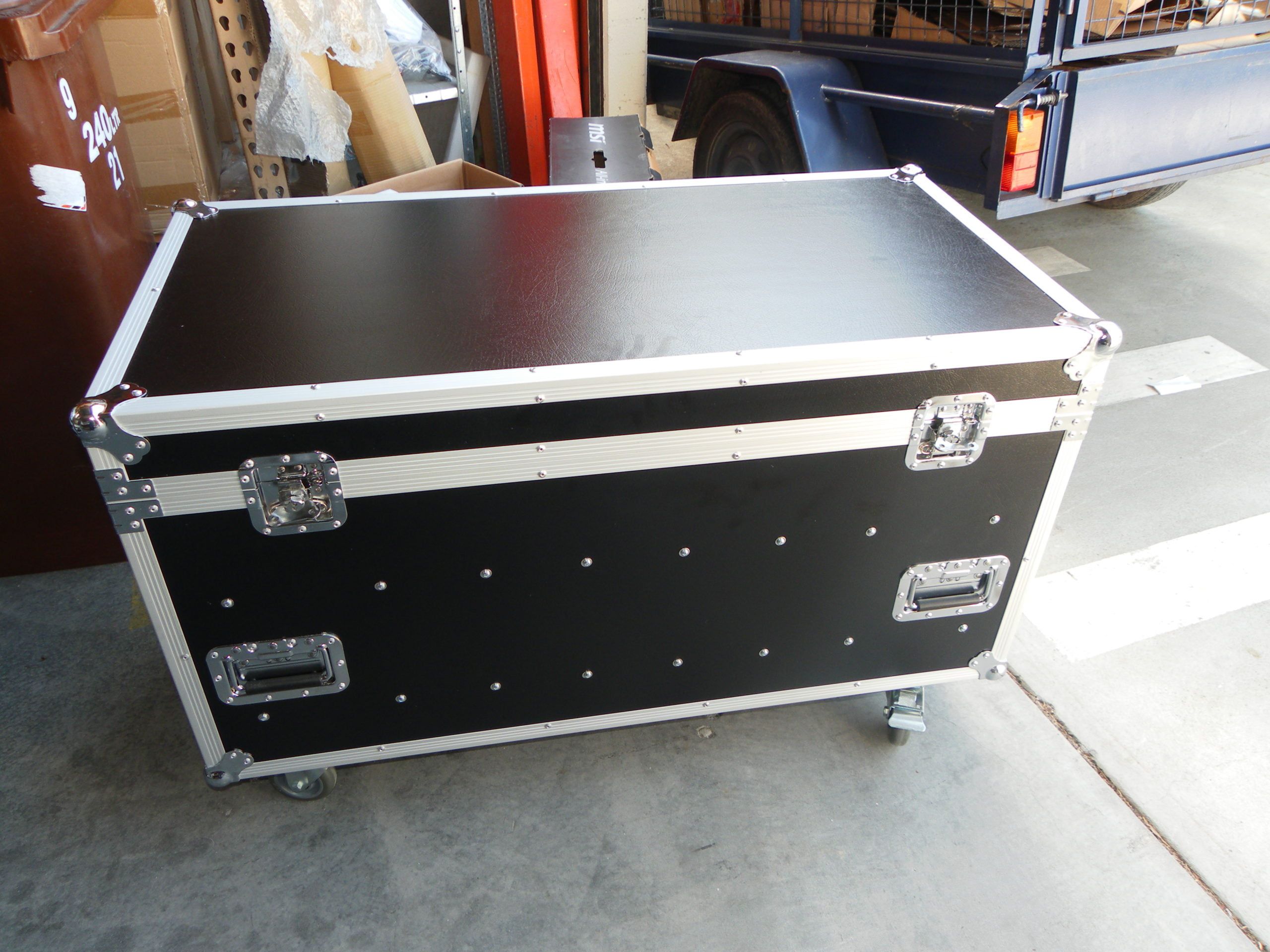 Custom Top Loading Packer Case With Movable Dividers & Drop Tray (view 4 of 4)