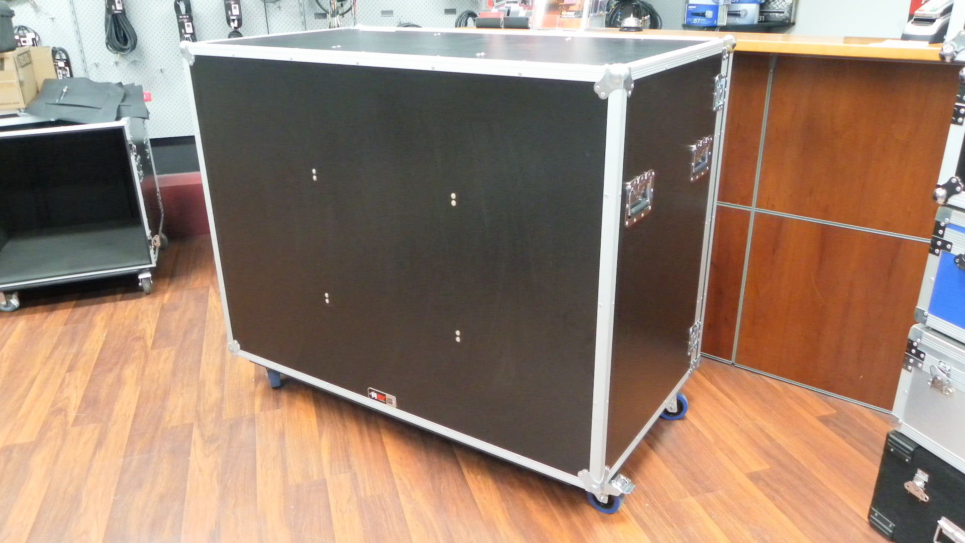 Front Loading Large Packer Case on Wheels With Compartments (view 4 of 5)