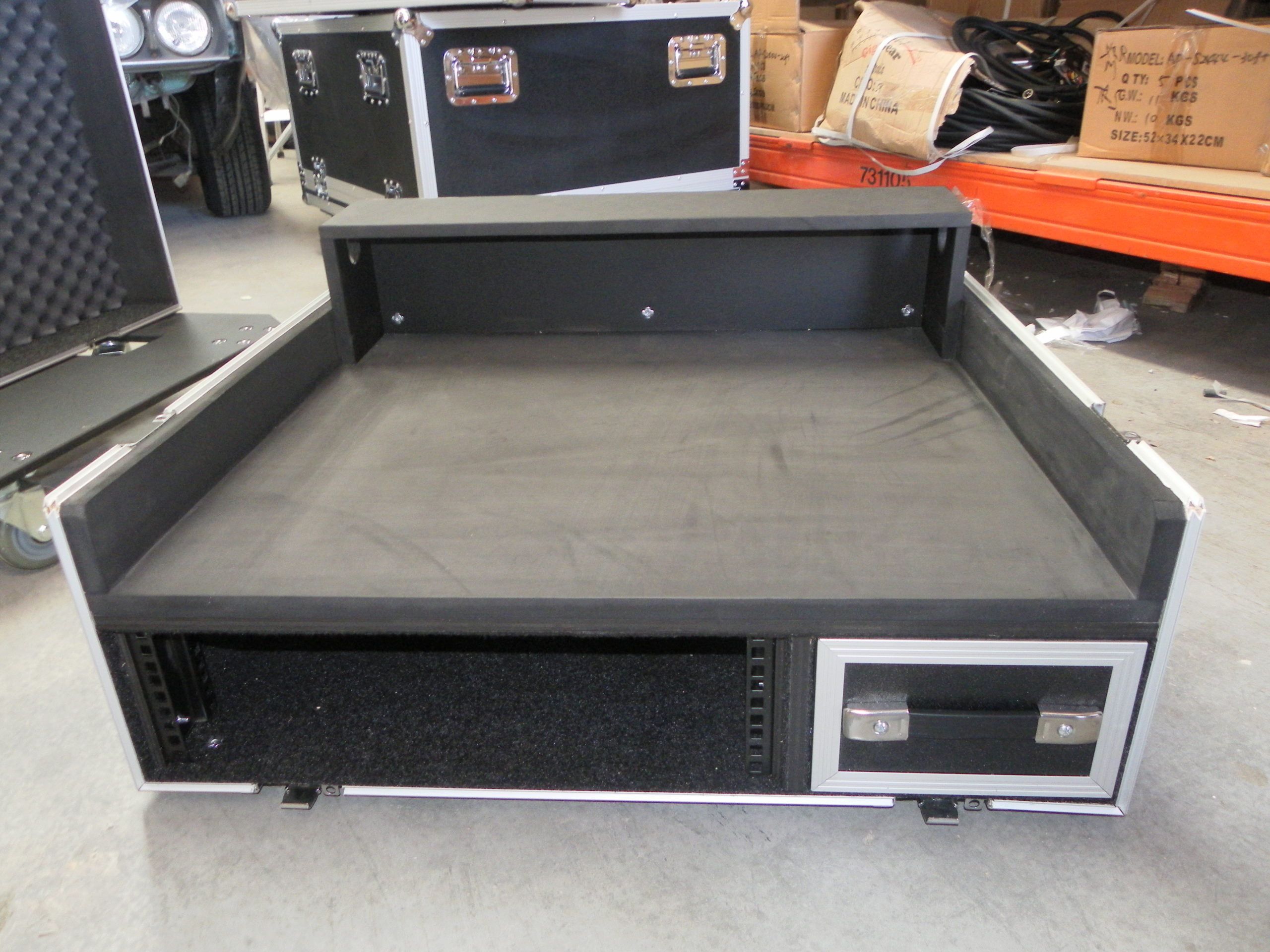 Mixer Console Case with Rack & Racker Underneath Mixer (view 6 of 9)