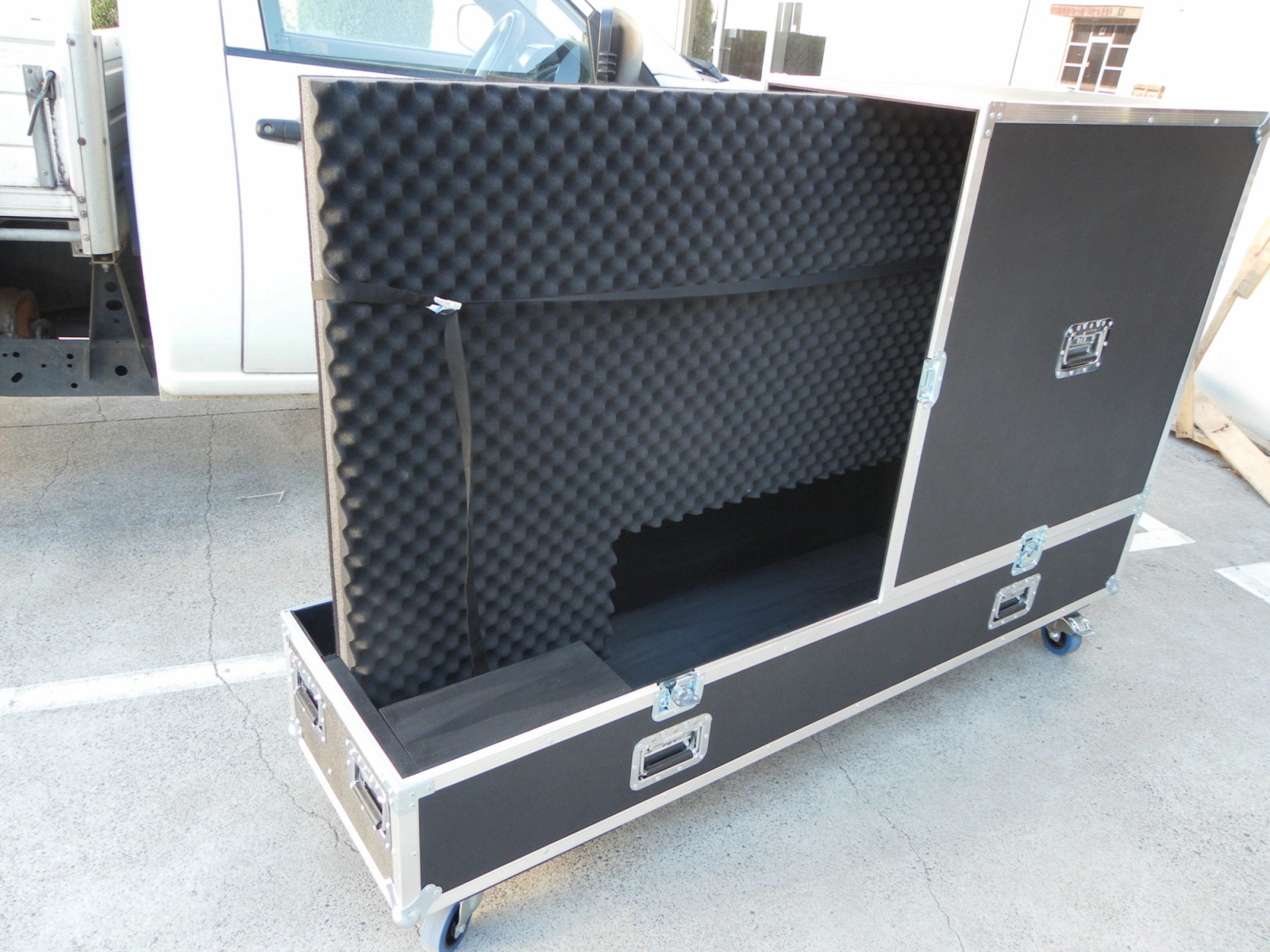 75 inch Screen Road Case On Castors - Clam Shell Style