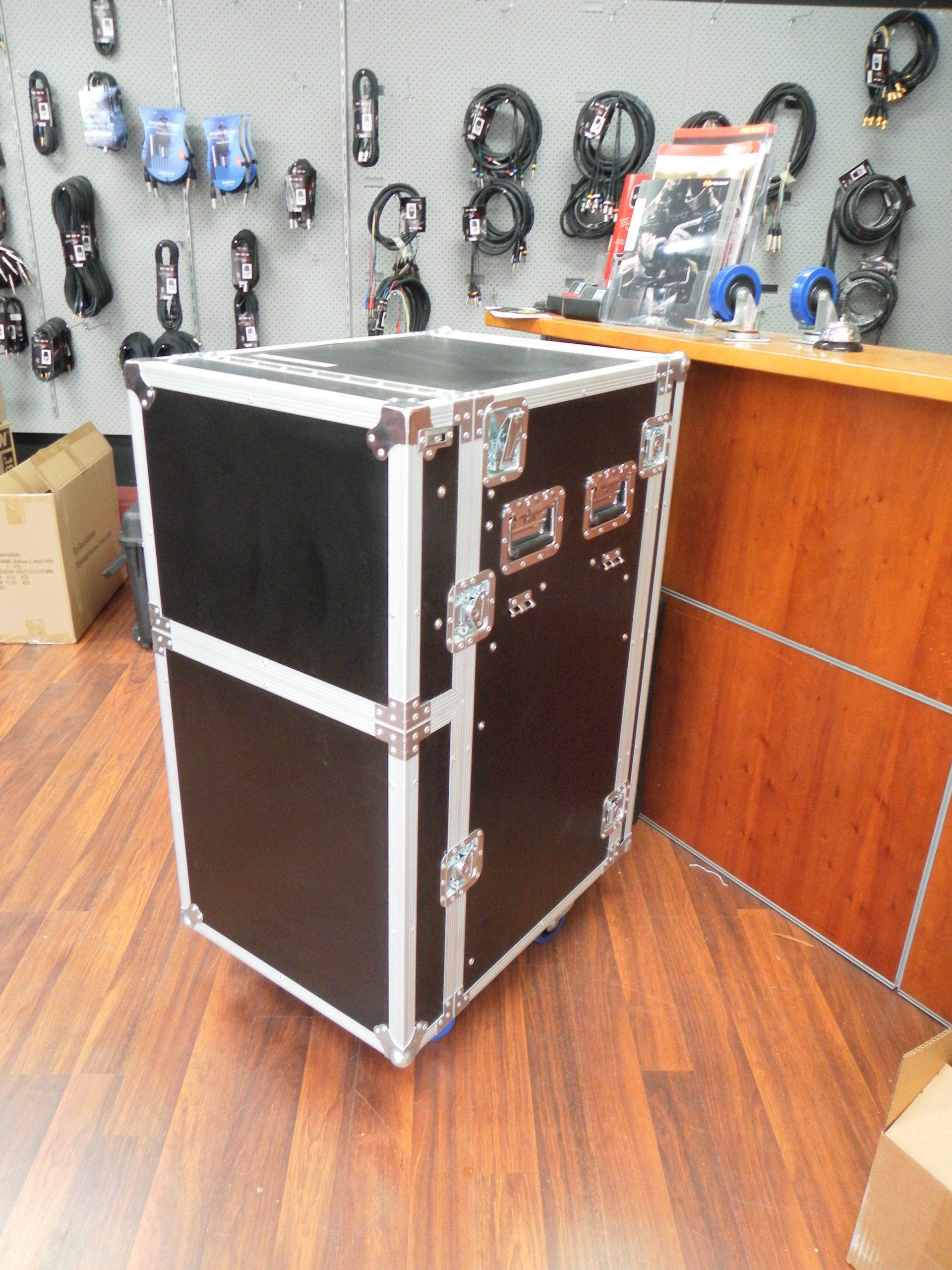Mixer Rack Workstation Case With Foldout Tressle (view 4 of 7)