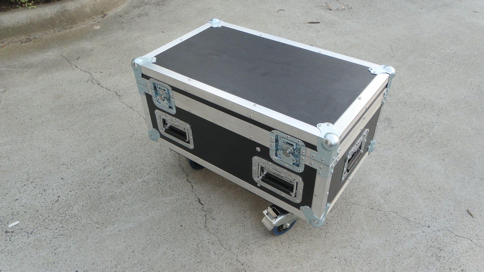 Small Custom Road Case With Wheels To Transport Laptops (view 7 of 9)