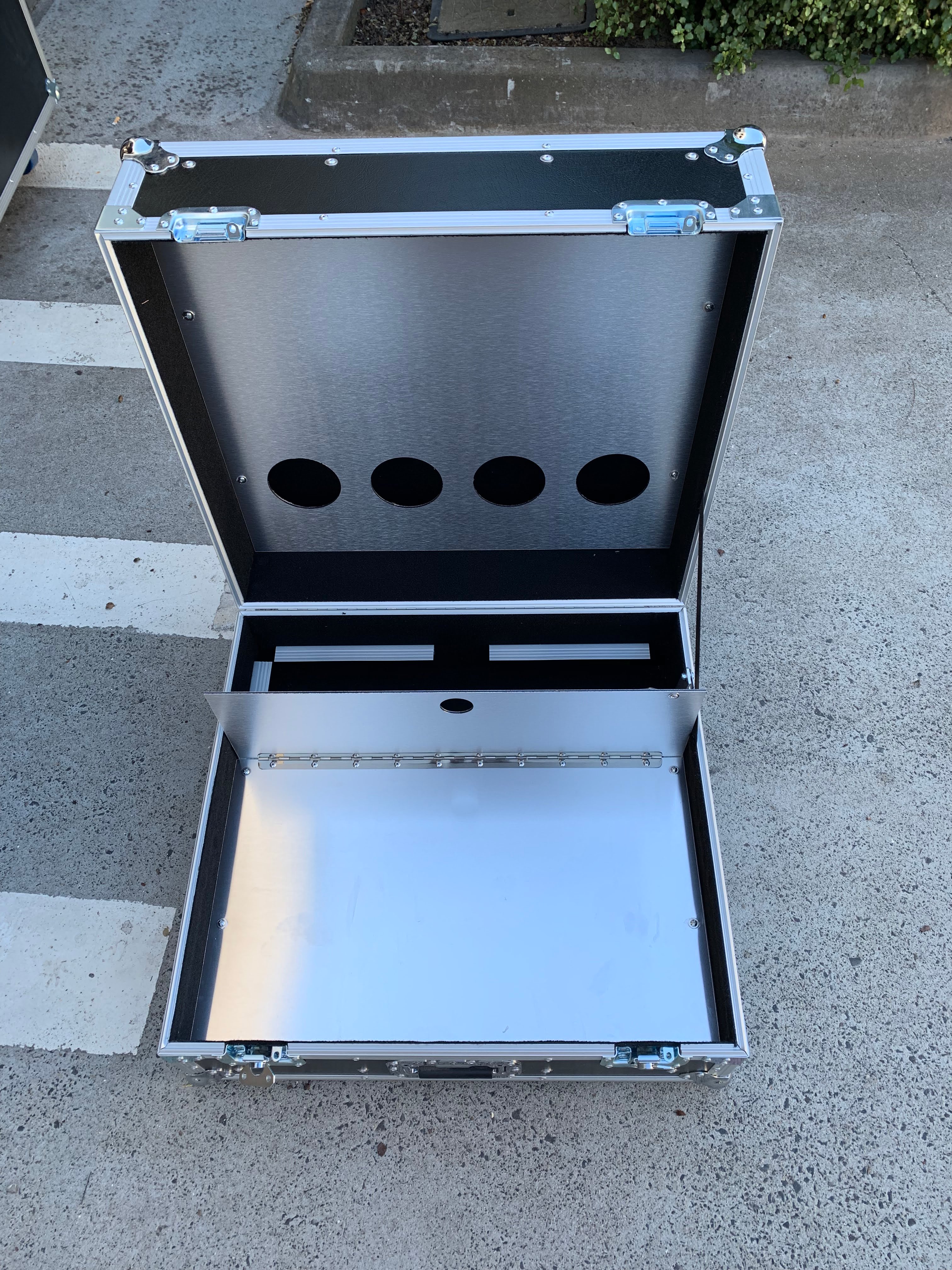 Custom Road Case With Aluminium Composite Panels (view 4 of 5)