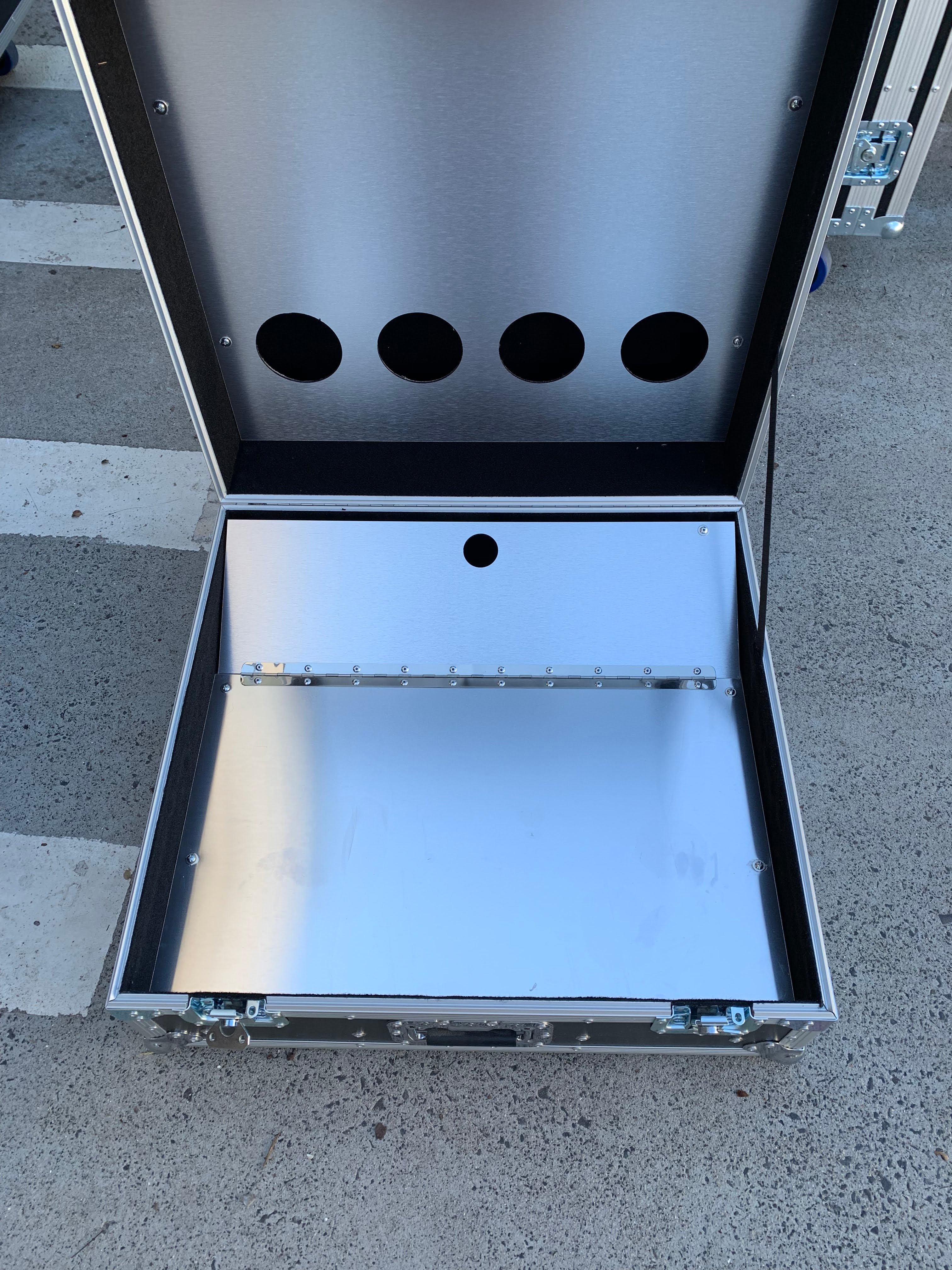 Custom Road Case With Aluminium Composite Panels (view 3 of 5)
