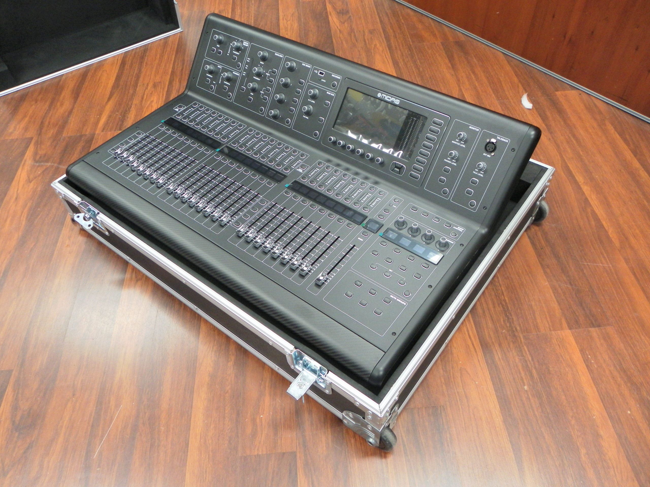 Midas M32 Roller Console Case (view 4 of 6)