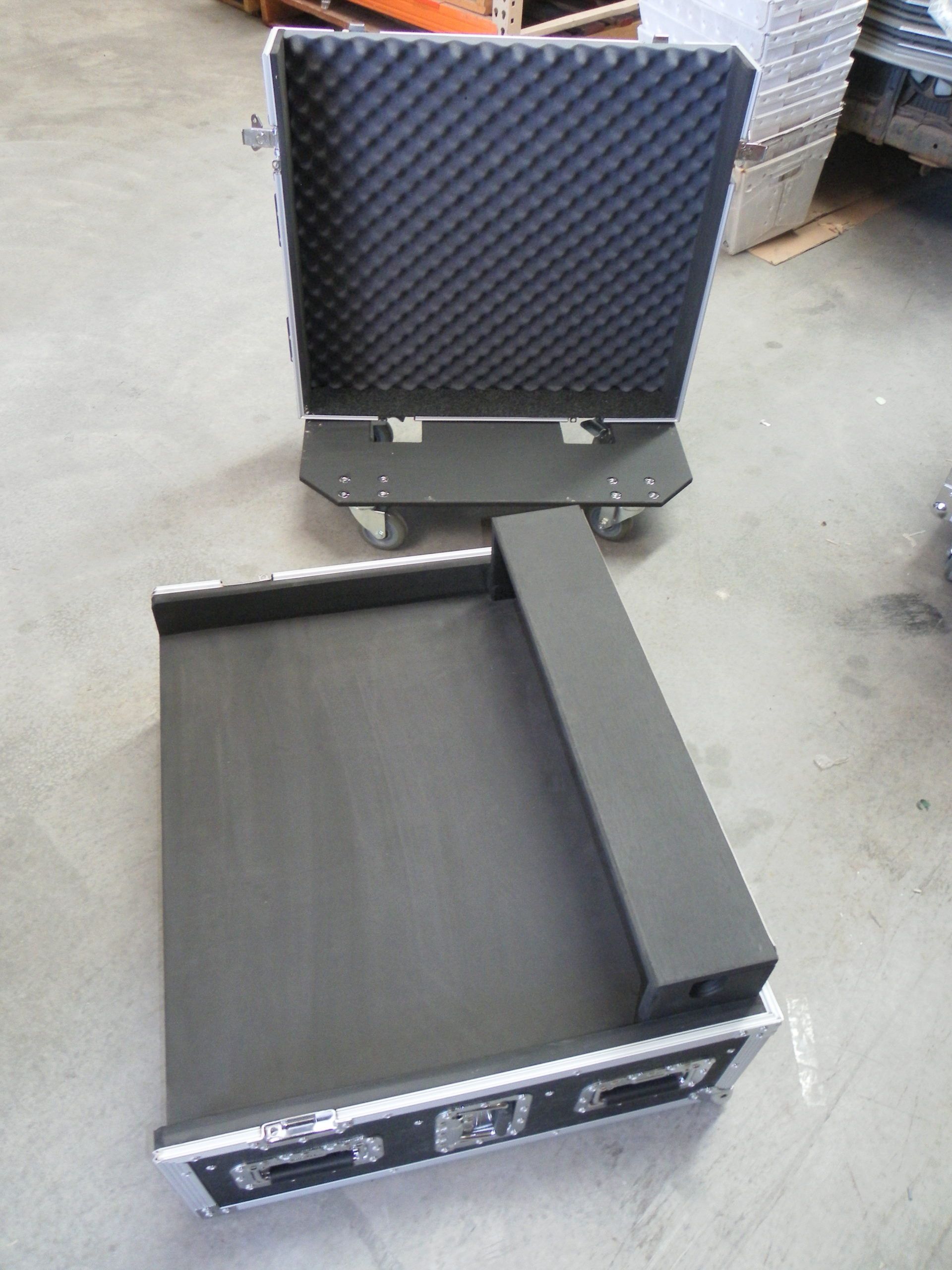Mixer Console Case with Rack & Racker Underneath Mixer (view 5 of 9)