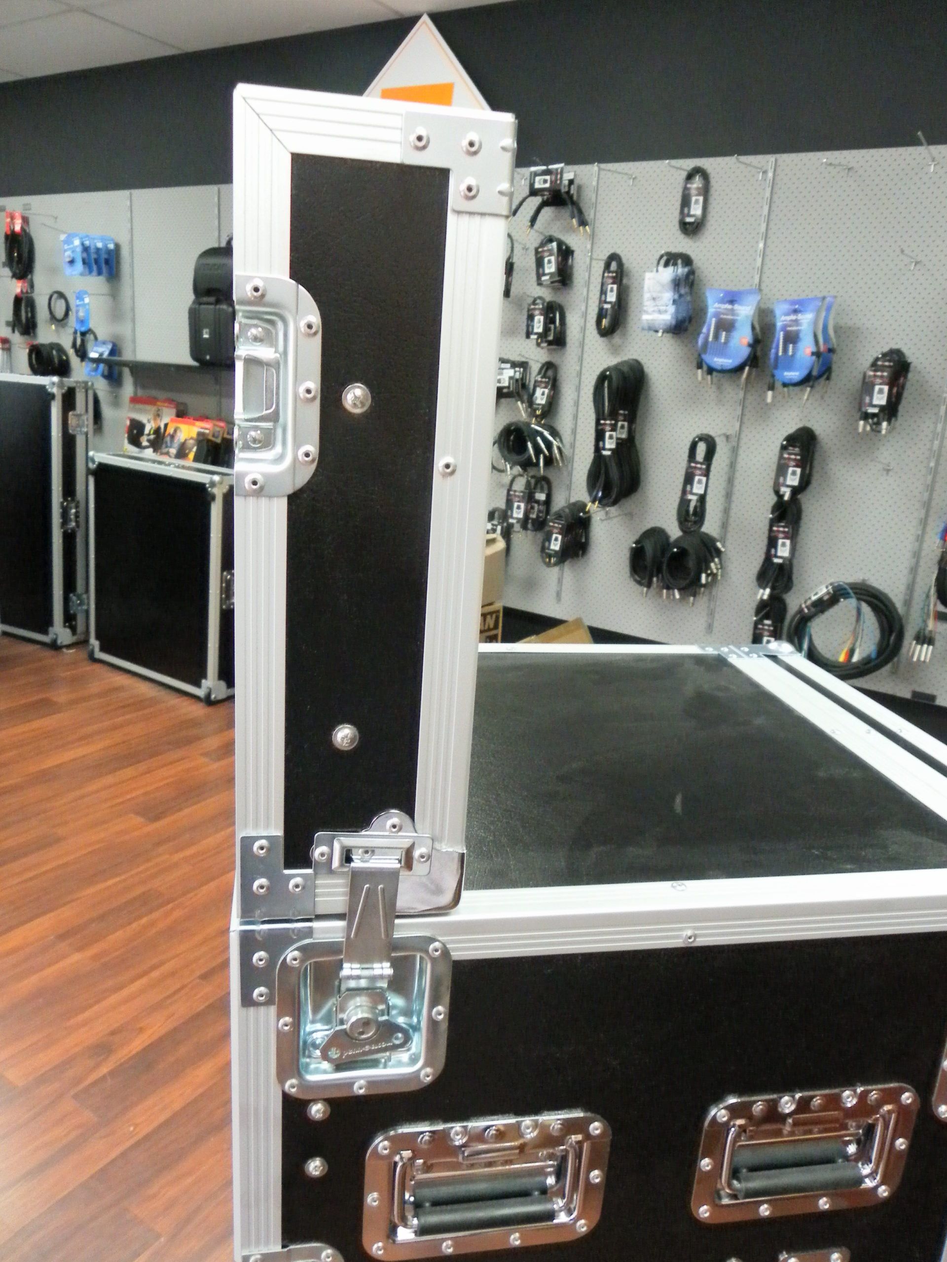 Mixer Rack Workstation Case With Foldout Tressle (view 5 of 7)