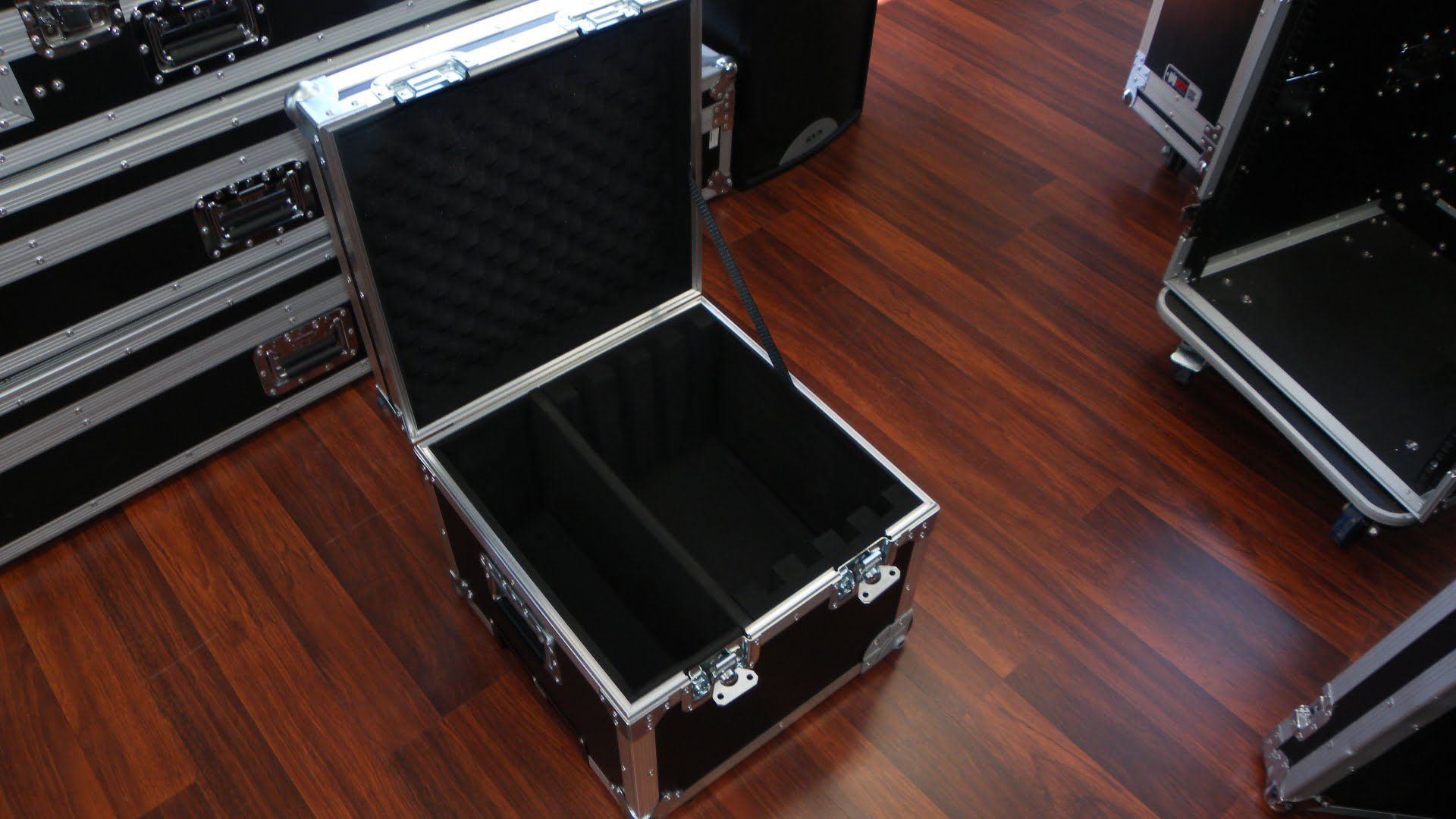 Small Roller Packer Case With Dividers For 4 Laptops (view 3 of 4)