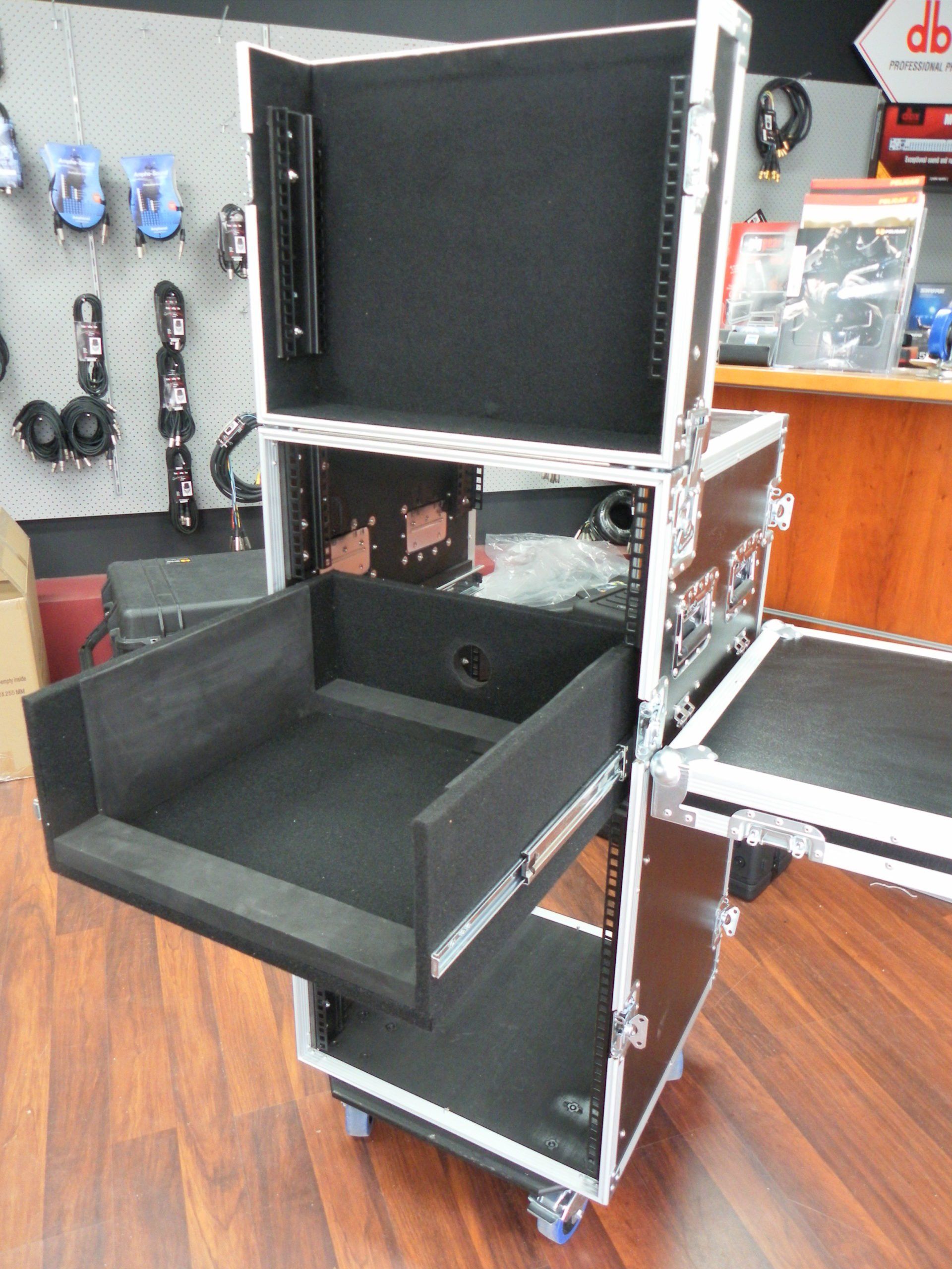 Mixer Rack Workstation Case With Foldout Tressle (view 7 of 7)