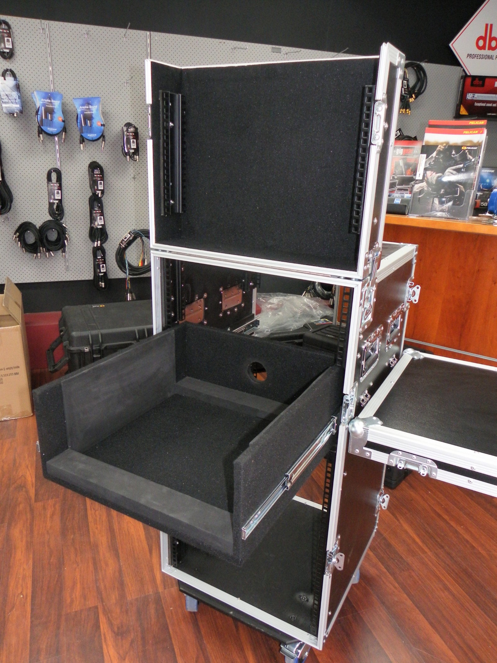 Mixer Rack Workstation Case With Foldout Tressle