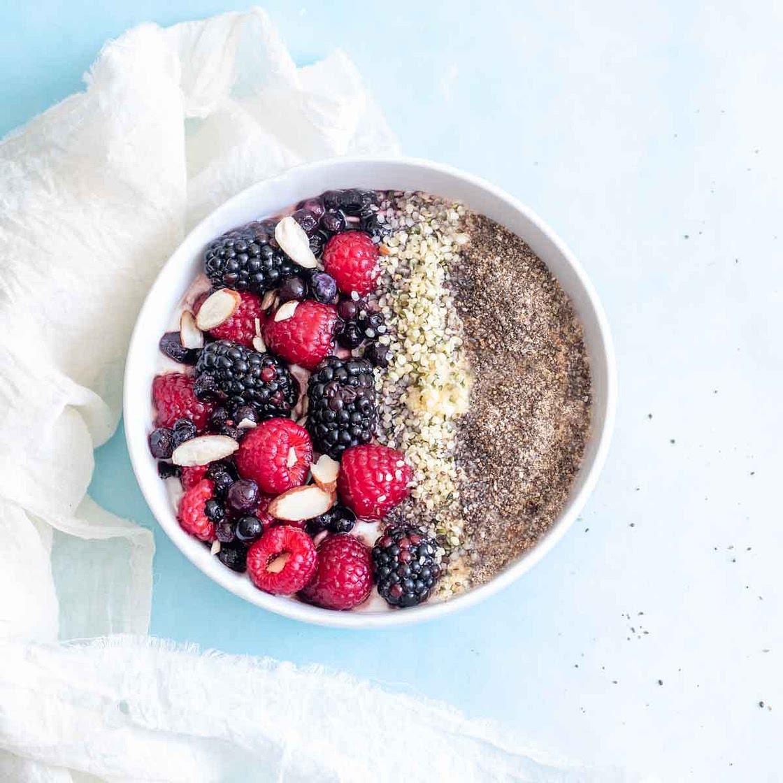 Yogurt greco con semi oleosi e chia: colazione proteica e saziante