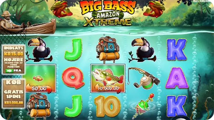 Screenshot fra Big Bass Amazon Xtreme spillemaskinen udviklet af Pragmatic Play og Reel Kingdom. Spilskærmen viser symboler som fisk, rygsække, fugle og fiskestænger på et 5×3 hjul sat i en undervandsjungle med bobler og dyreliv. Til venstre kan man købe gratis spins og aktivere Ante Bet-funktion.