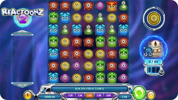 Screenshot fra spillemaskinen Reactoonz 2 fra Play’n GO. Et 7×7 gitter er fyldt med farverige, animerede aliens i forskellige former og farver. Til højre vises Gargantoon-opladning og en energiindikator med 0/55. Nederst ses indsatsindstillinger, og baggrunden er holdt i psykedeliske blå og lilla toner.