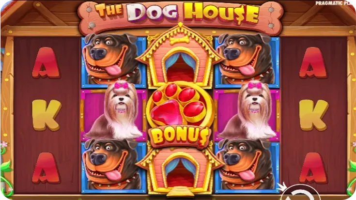 Screenshot fra spillemaskinen The Dog House af Pragmatic Play. Midten af billedet viser et stort, lyserødt bonussymbol med en pote foran et hundehus, omgivet af symboler med hunde og bogstaver. Hjulene er sat op i et klassisk 5×3-layout med trætema og farverigt design.