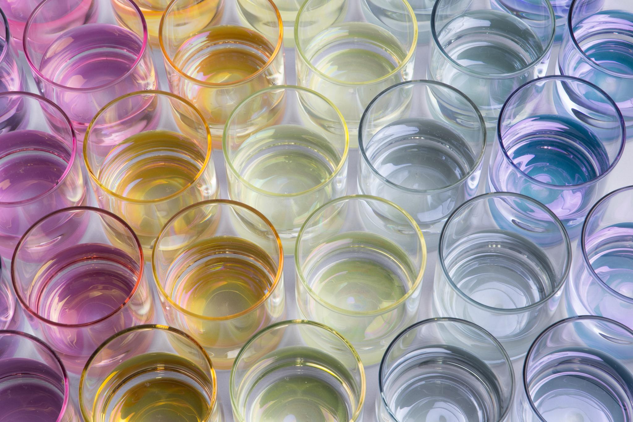Farbenfrohe Glaswaren zum Mischen und Kombinieren