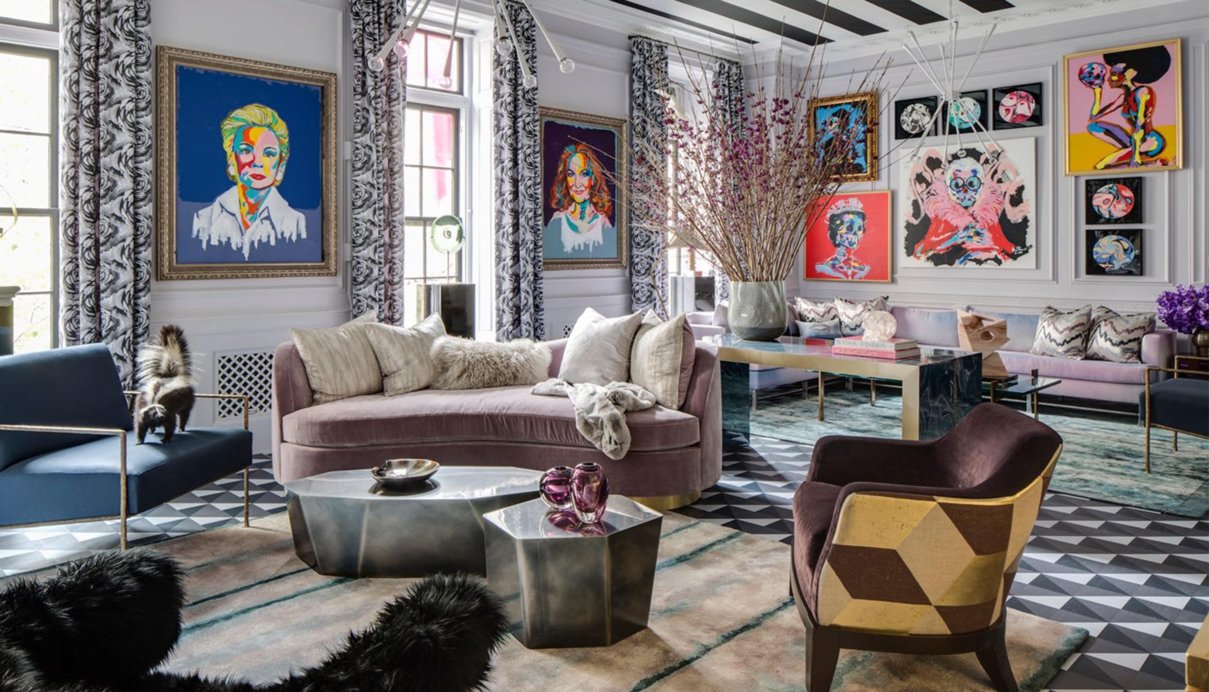 Salon Holiday House d'Antonino Buzzetta Design avec une collection de peintures de Bradley Theodore.