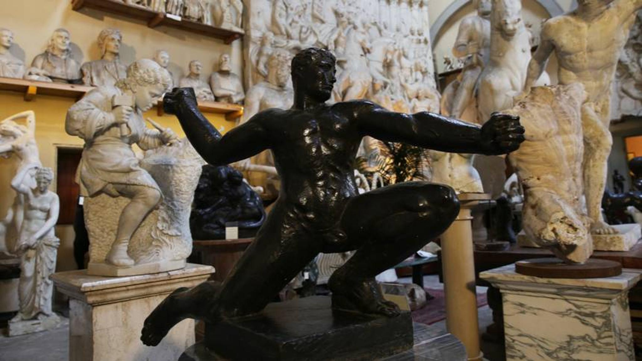 Historic statues in the bottega - Credits Gil Gilbert