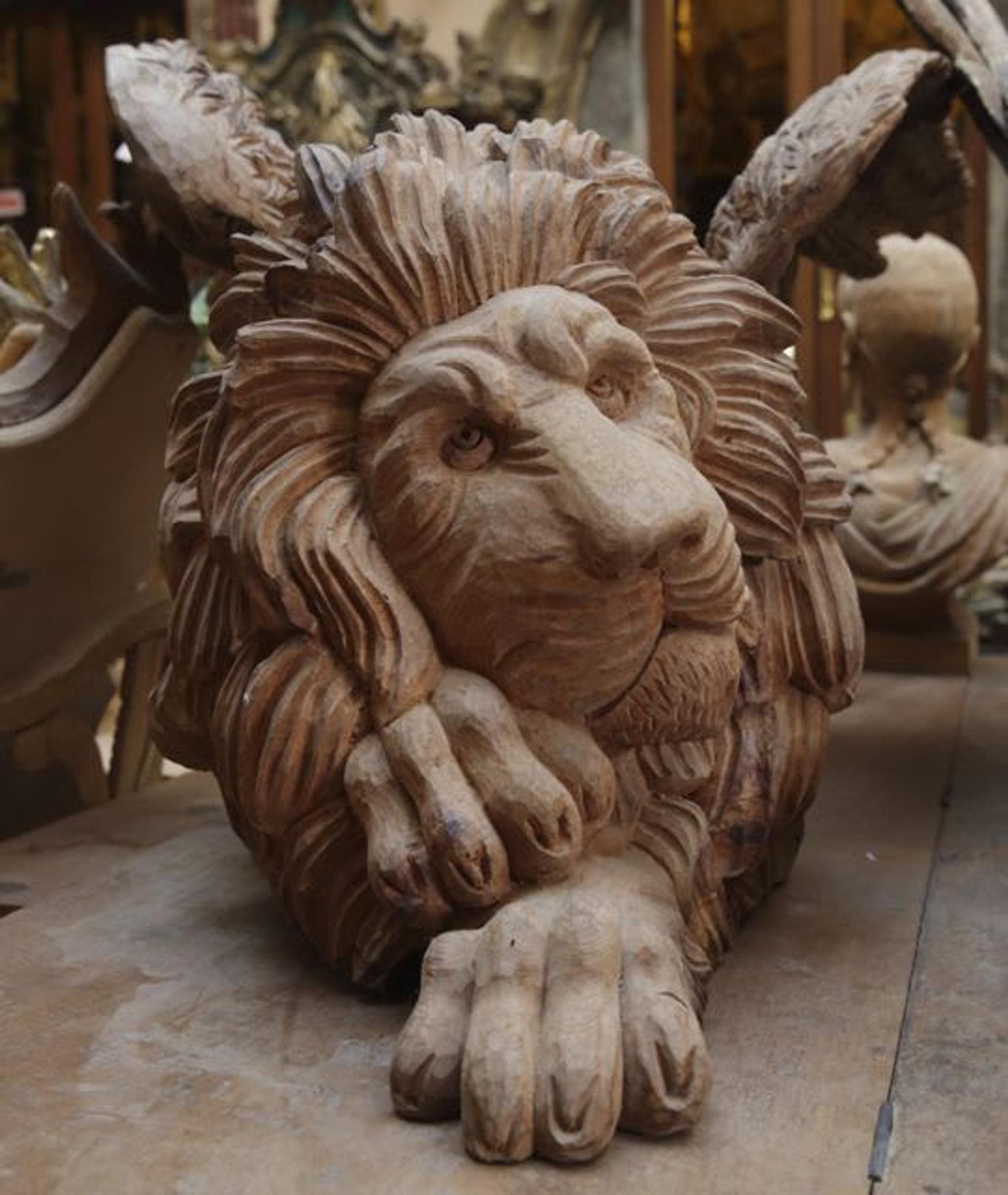 Majestic lion wood sculpture created by Bartolozzi e Maioli. 