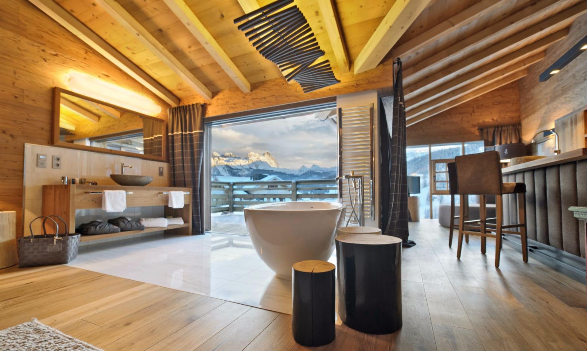 Das Badezimmer des Chalet Cil in Laas Marmor mit Blick auf die Holzterrasse mit Panoramablick