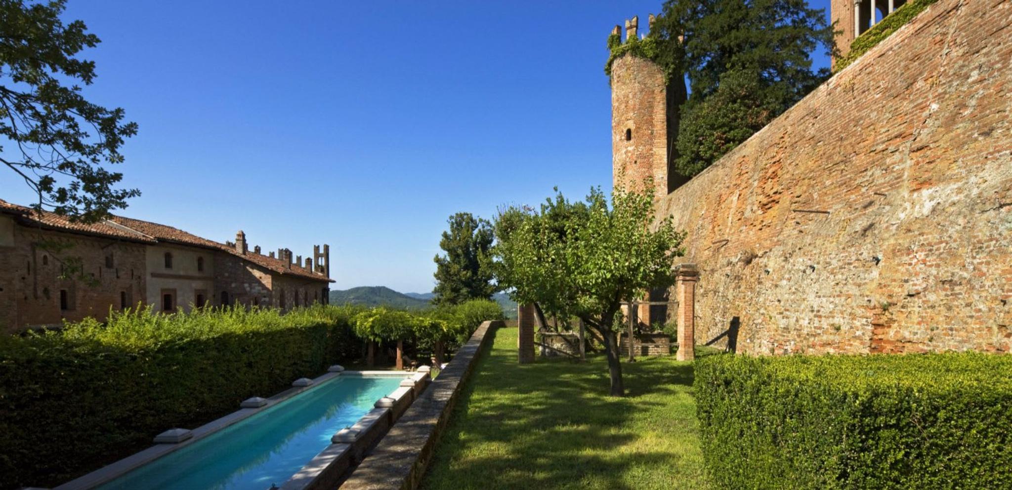 Castello di Gabiano giardino medievale ed elegante piscina privata