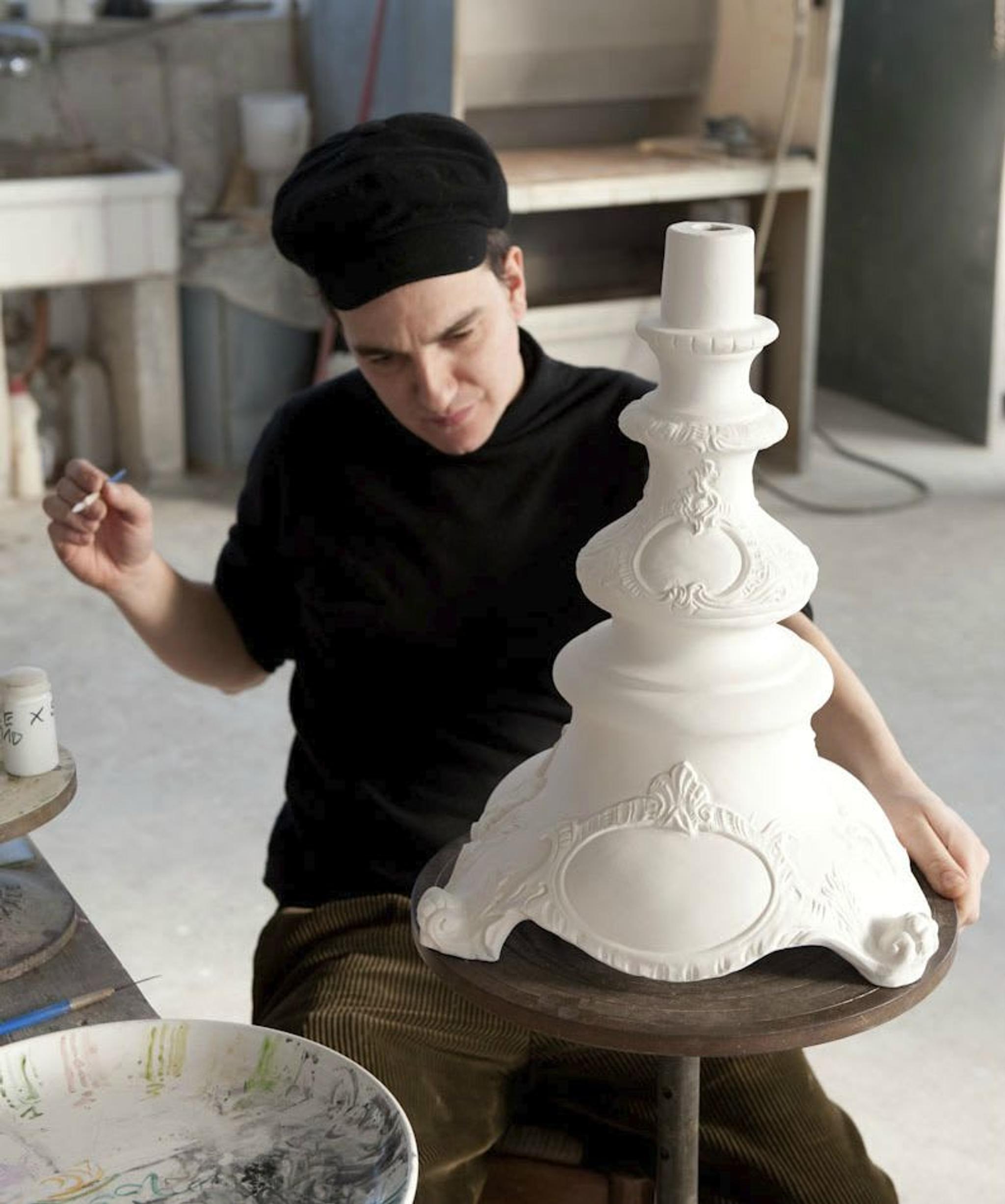 Paolo Polloniato: enorme candelabro in ceramica in lavorazione.