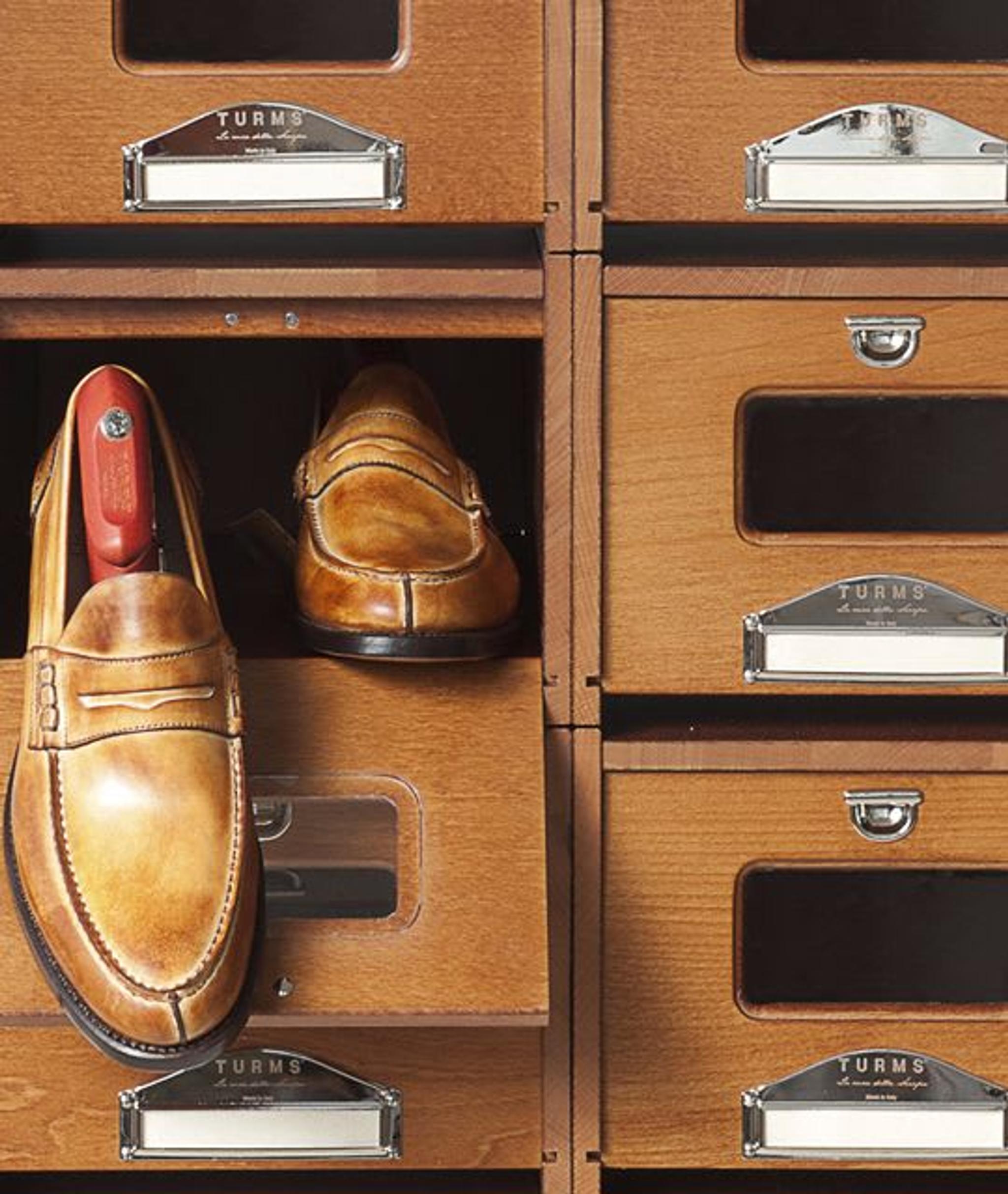 Accessoires exquis conçus pour les chaussures en cuir italien.