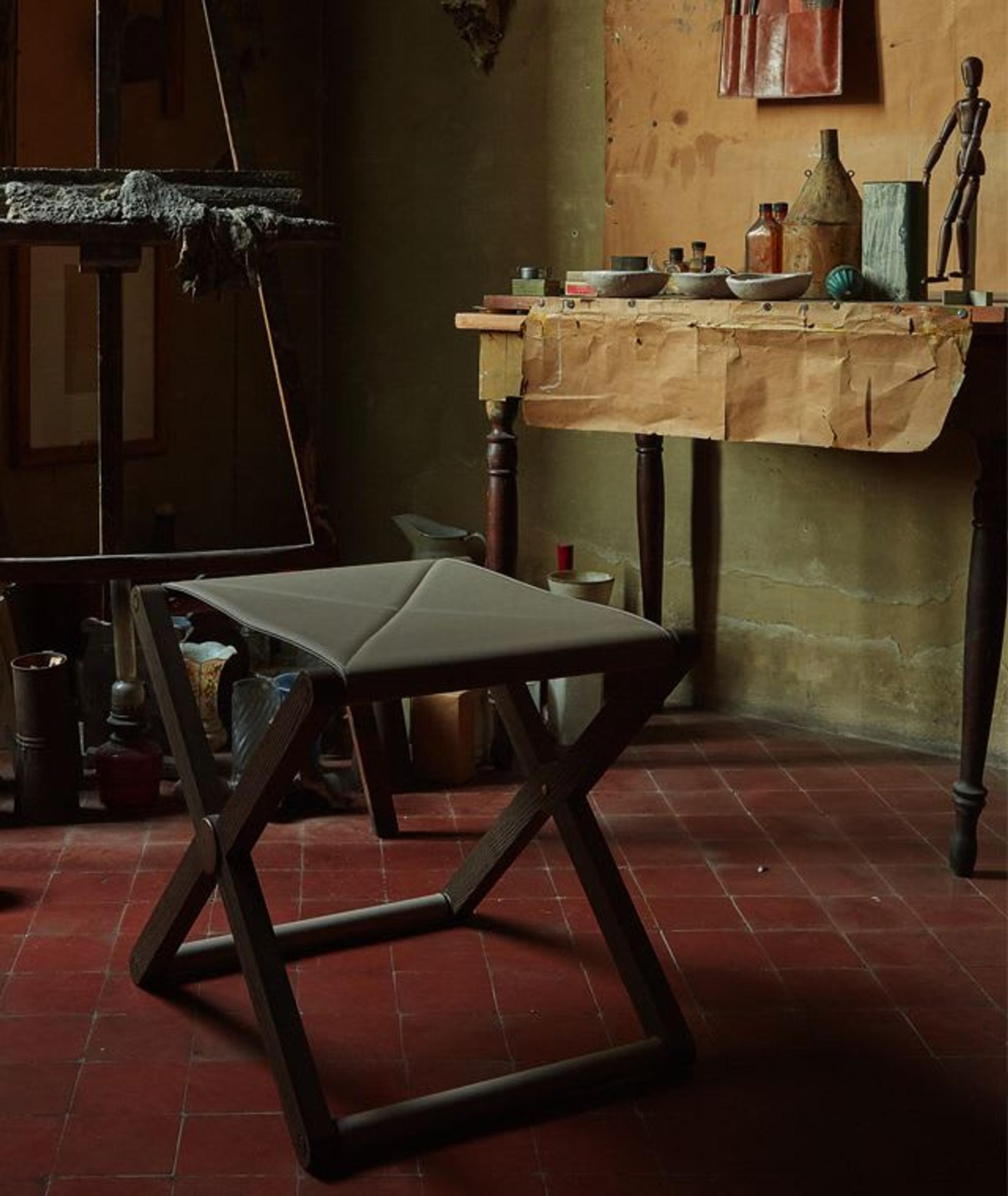 Detalle de la casa de Morandi con el taburete de cuero Morandi Scranno de Paolo Castelli