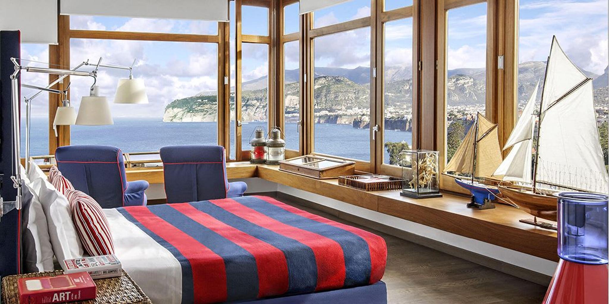 Impresionantes vistas y decoración en una de las habitaciones del encantador hotel La Minervetta de Sorrento.