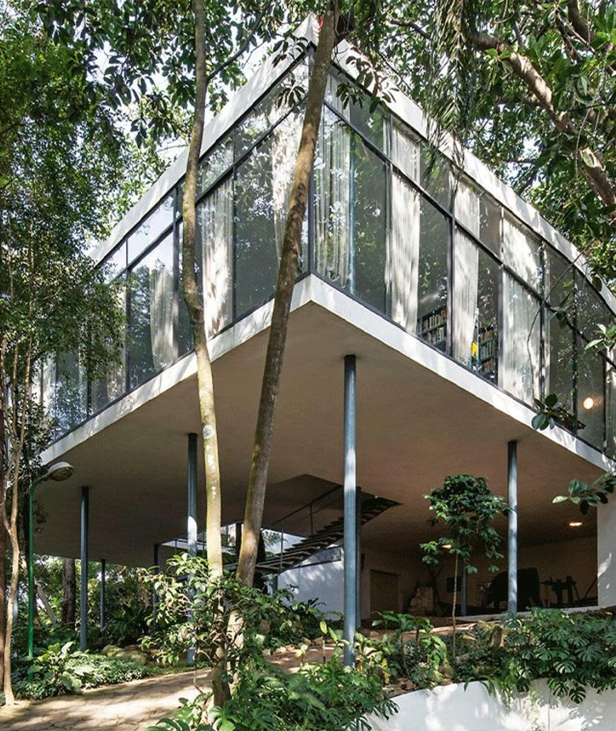 Casa De Vidro designed by Lina Bo Bardi. Photography by Filippo Bamberghi.