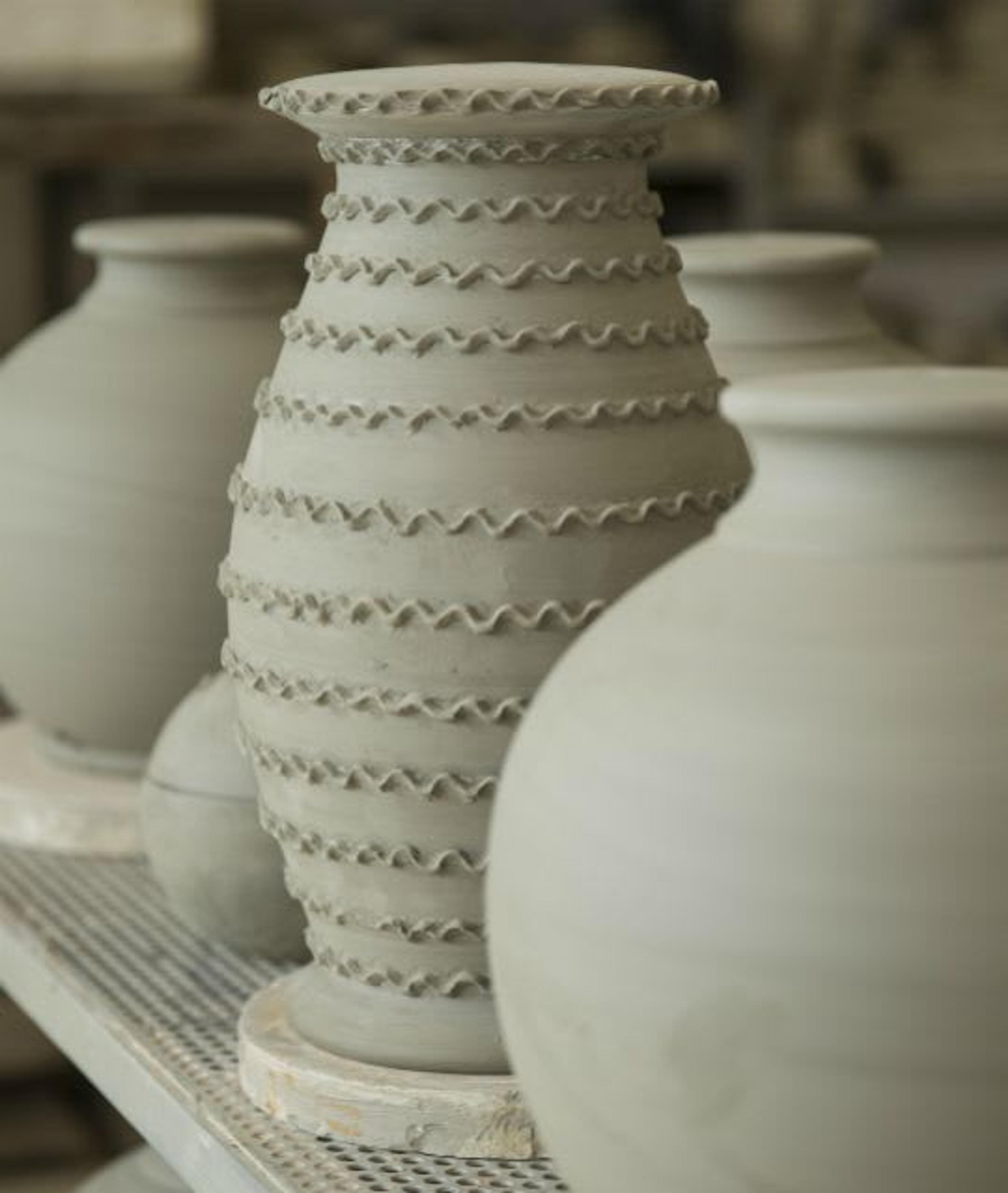Vases en céramique prêts à être décorés chez ND Dolfi.