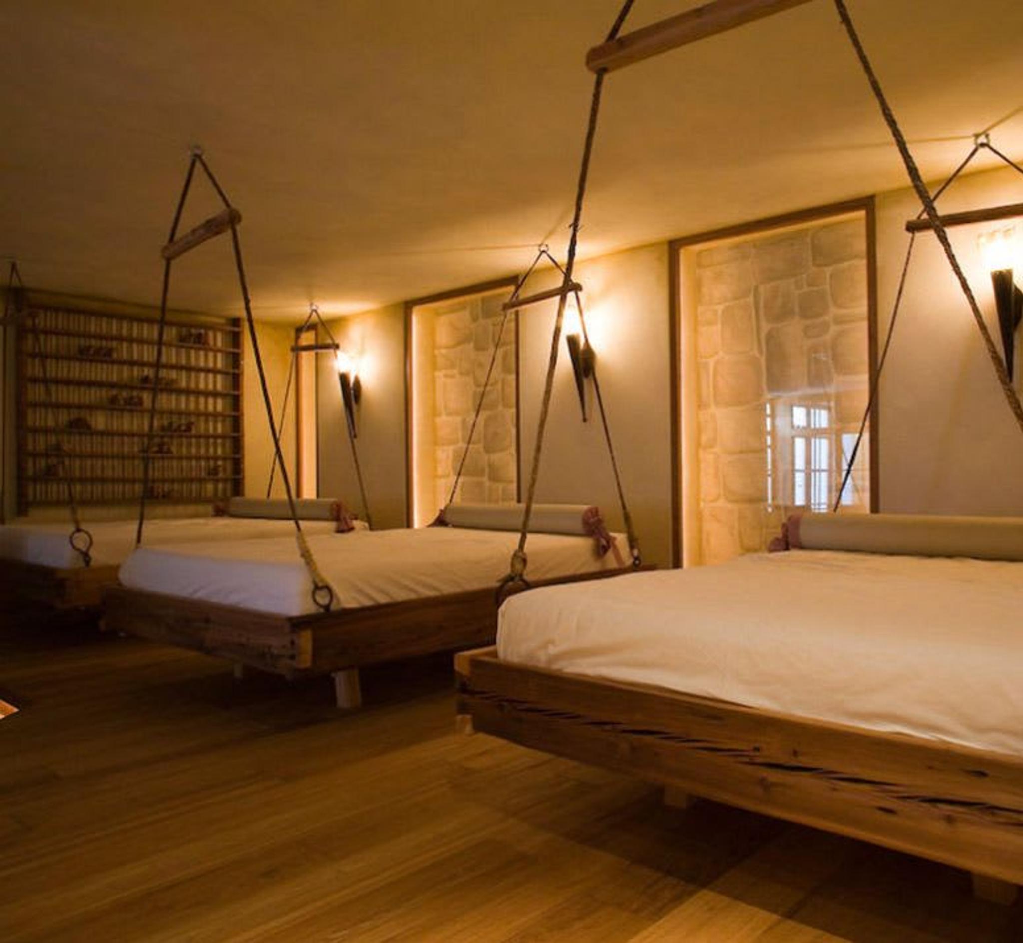 Salle de détente avec lits suspendus et cheminée