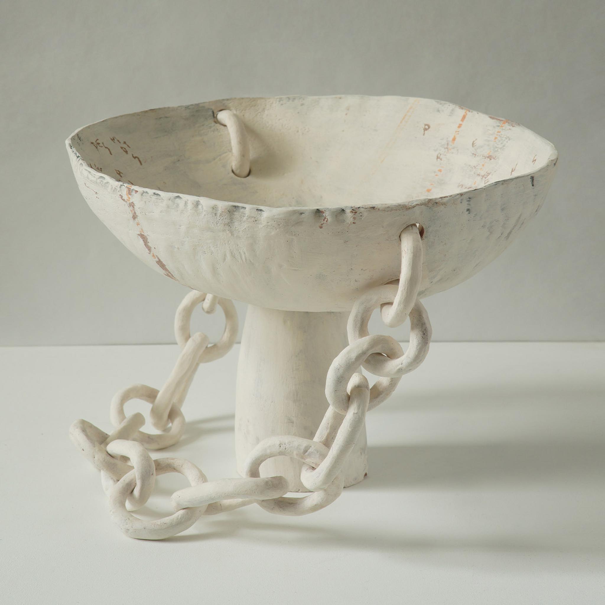 Fusionnant un savoir-faire raffiné et une intuition inquiète pour le cœur invisible des objets, l'Atelier Brume expérimente la céramique, rendant à la fragilité du matériau sa plus grande qualité en jouant avec les directions, la forme, l'architecture et la couleur. Élégantes et suggestives, les sculptures d'Émilie Lisi sont intimes et sophistiquées. banner