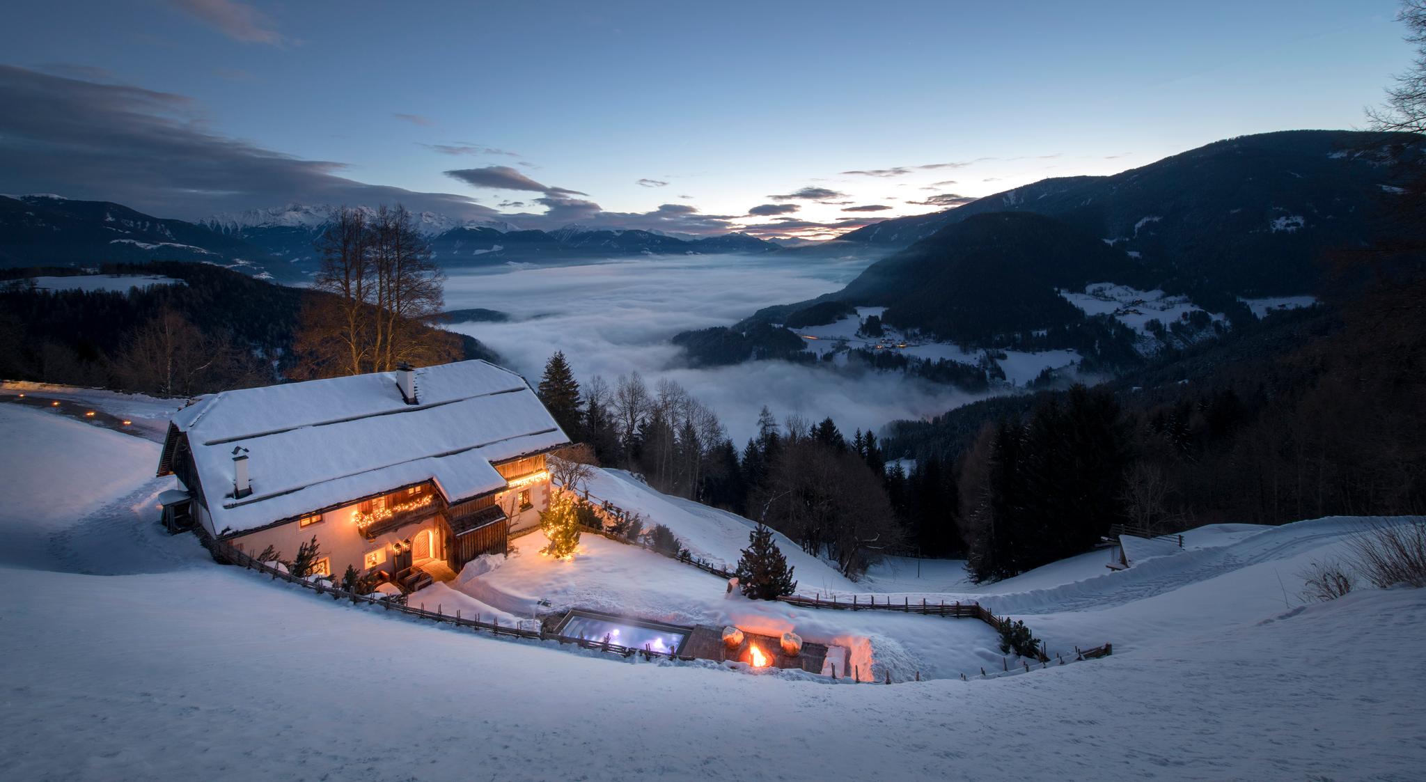 Vista del White Deer Mountain Lodge circondato dalle Alpi