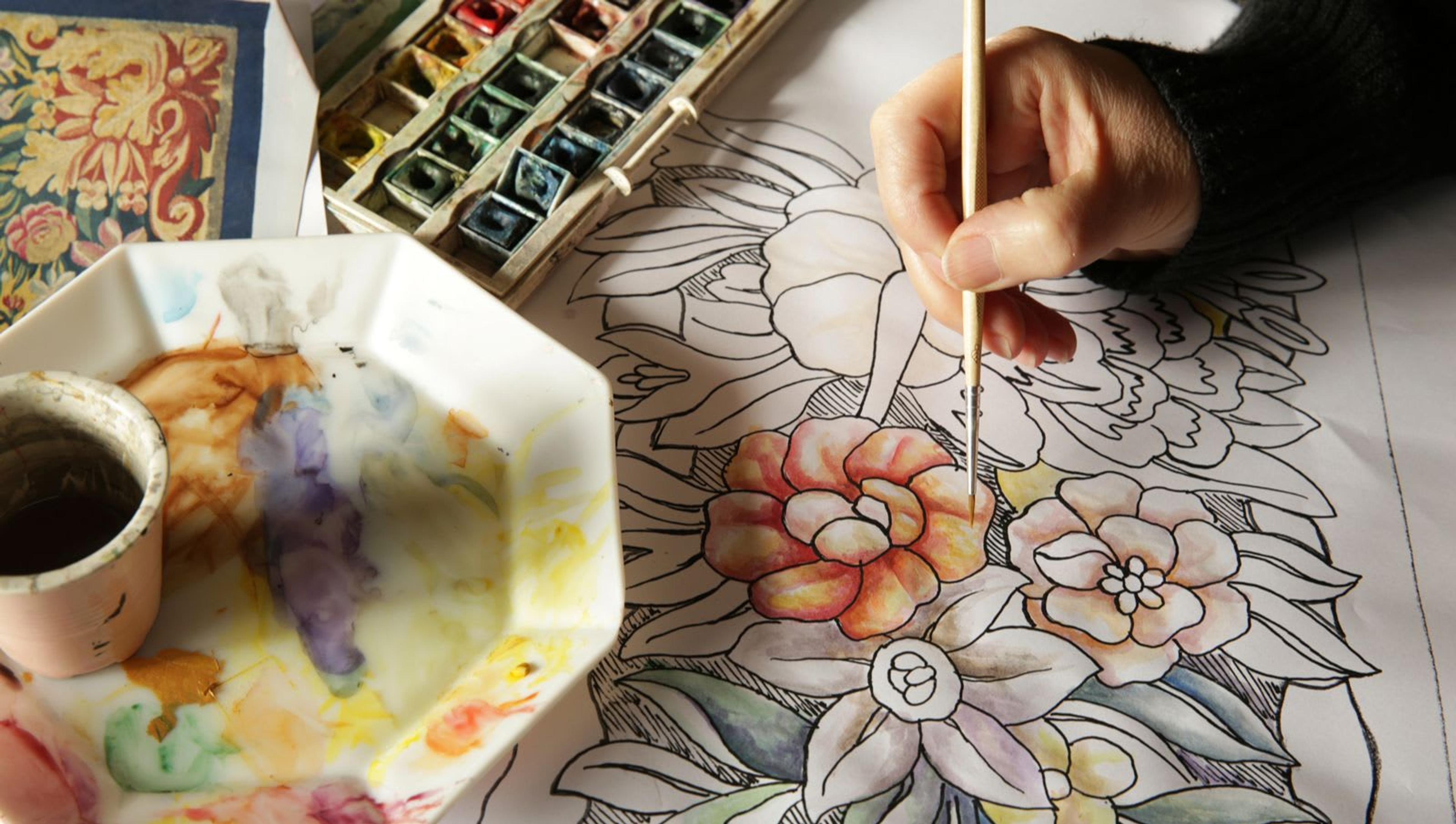 Handmalerei von Blumendekorationen in der Florentiner Werkstatt von Bianco Bianchi