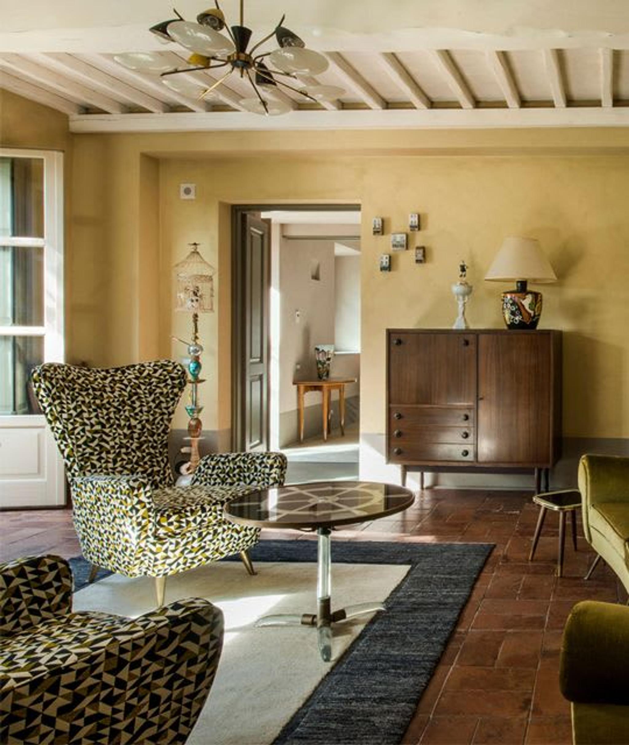 Des ornements et des pièces artistiques ont été collectés à travers le monde pour orner les murs rustiques.