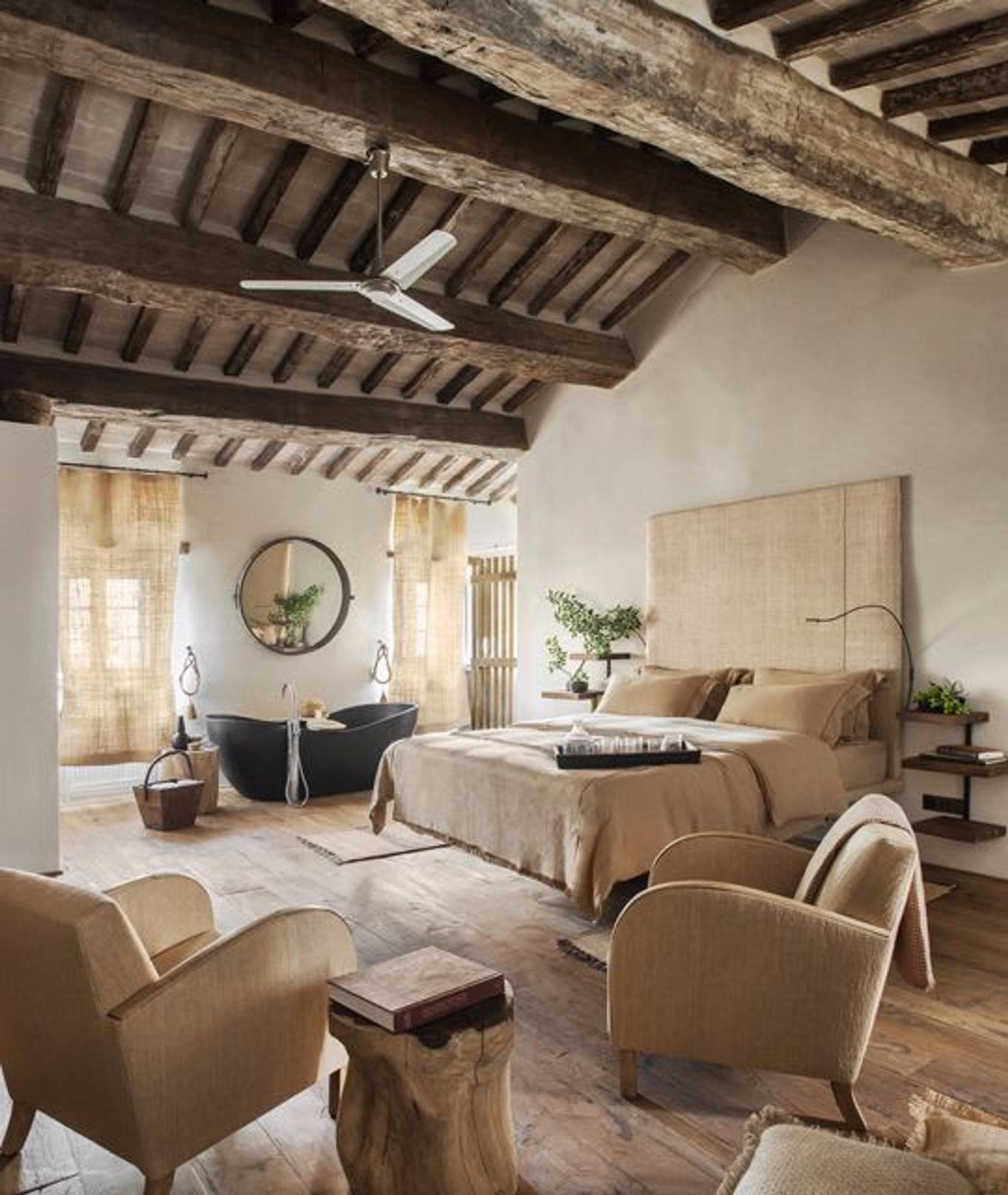 Oak wood floors and wood-beamed ceilings in Suite Sant’Andrea.